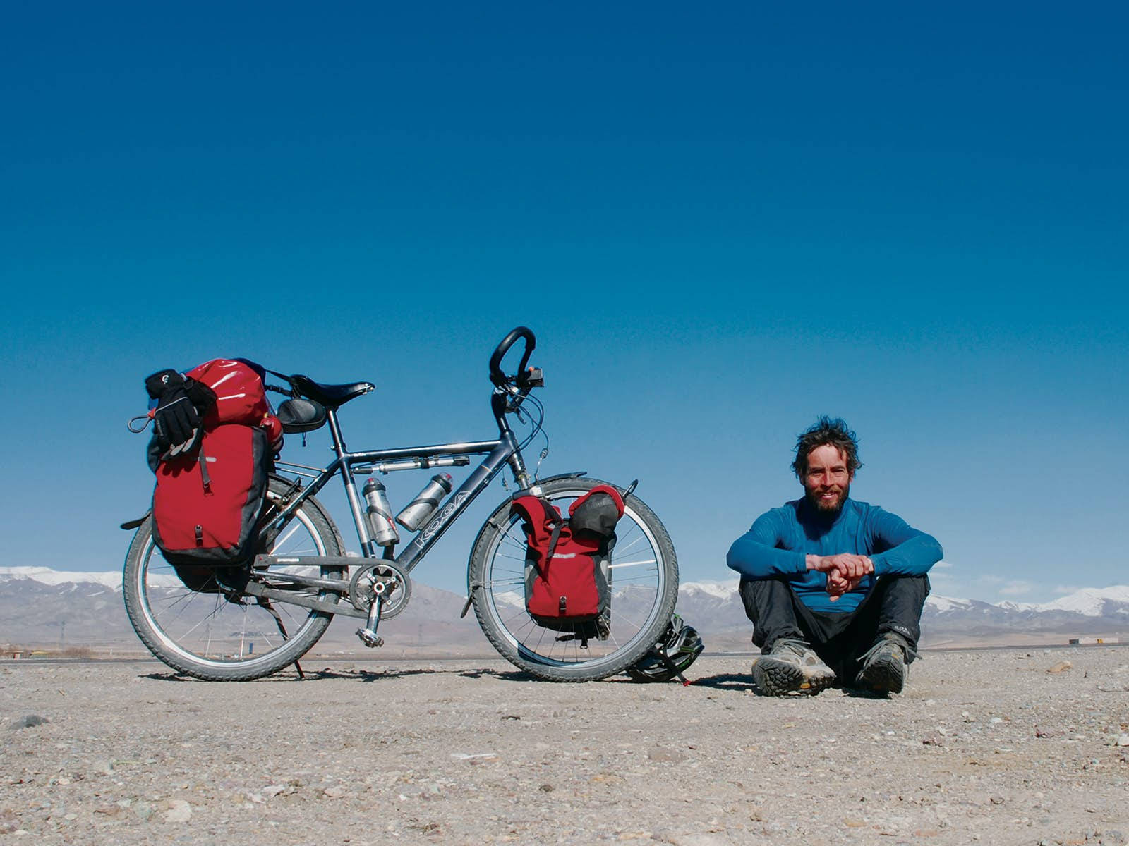 silver touring bike, red panniers, clear blue sky, HD Desktop Wallpaper