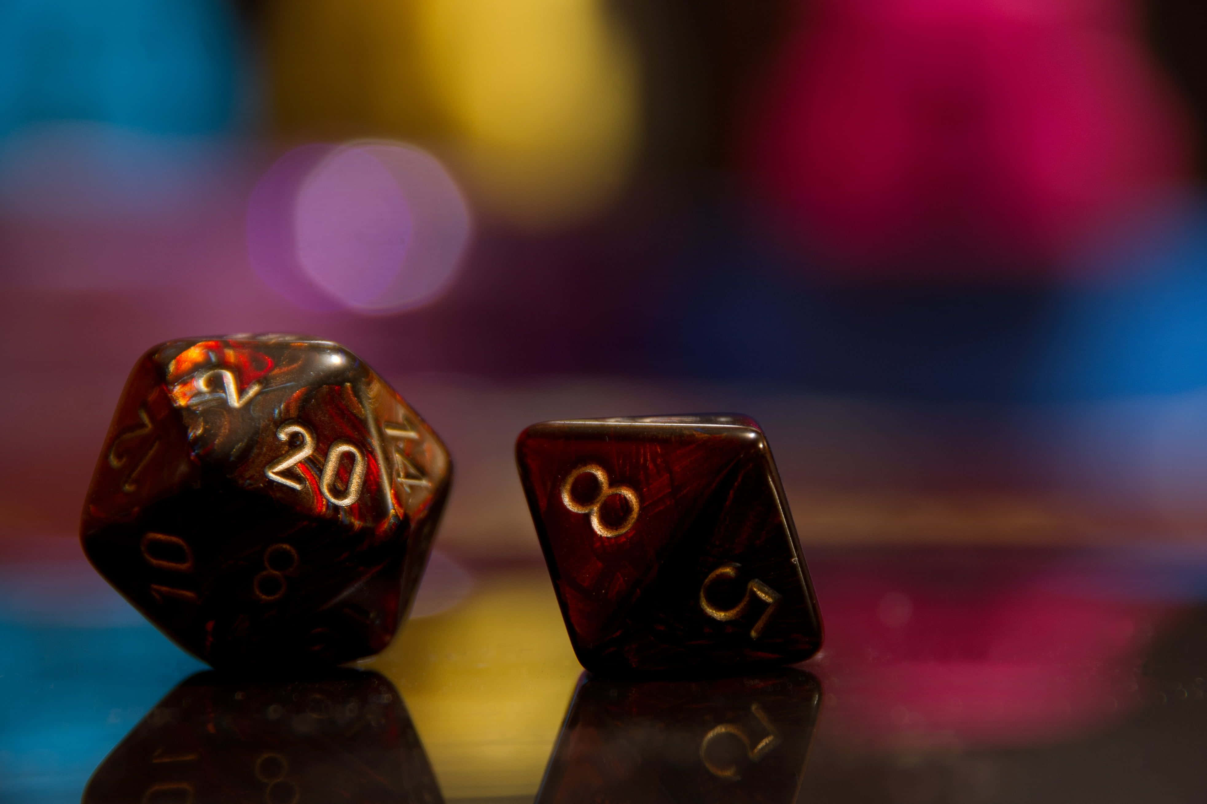 D20, translucent amber, gold numbers, 4K Desktop Wallpaper