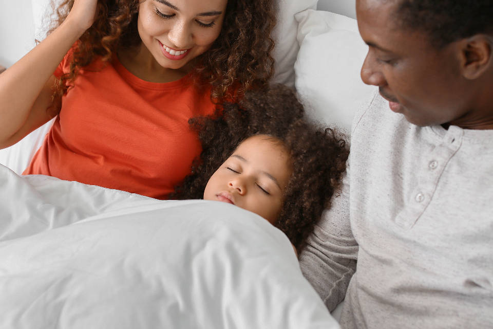 Dad, wife, sleeping daughter, SD Desktop Wallpaper