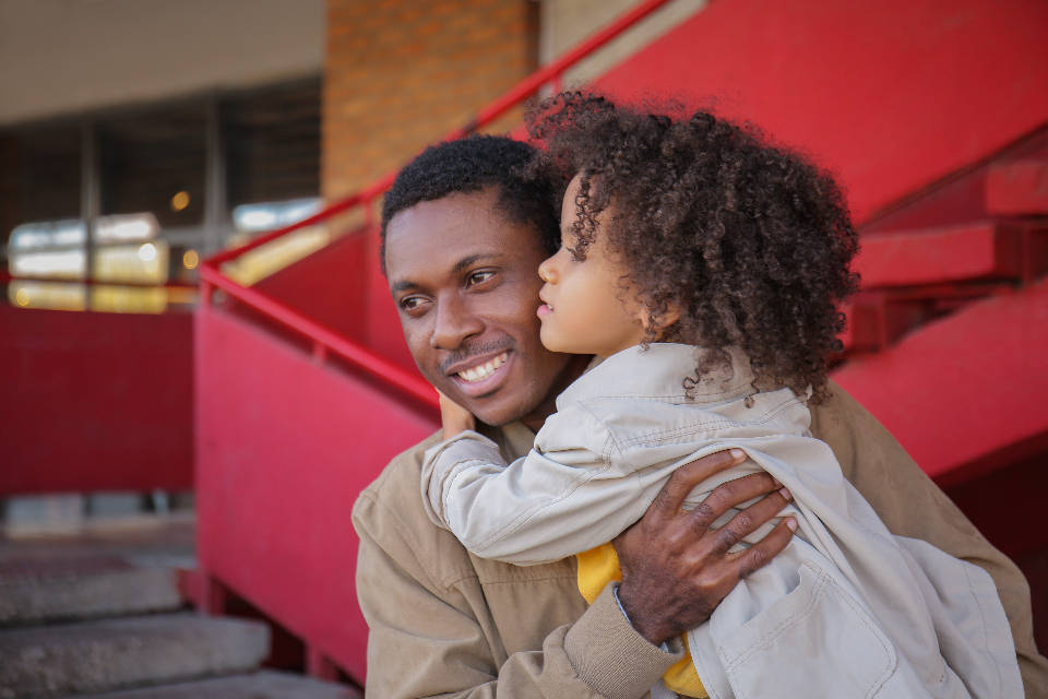 Dad, daughter, curly-haired child, SD Desktop Wallpaper