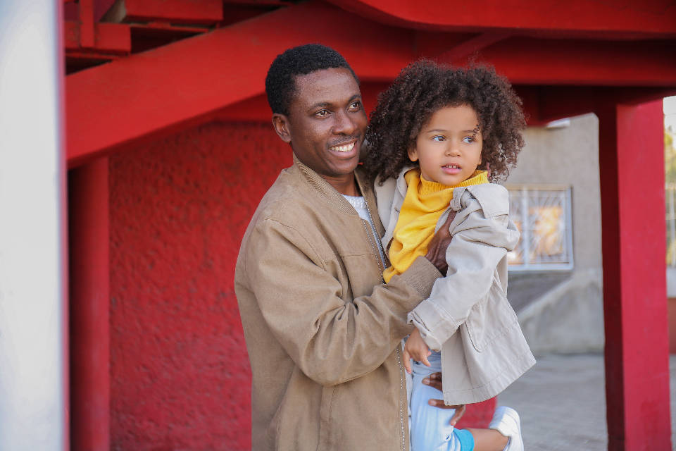 Dad, daughter, curly-haired child, SD Desktop Wallpaper