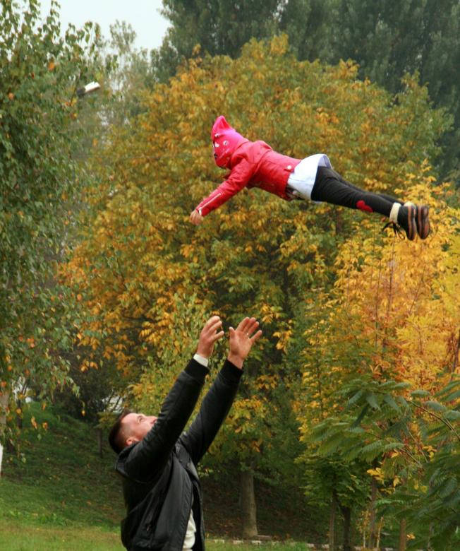Dad, child, bright pink hooded jacket, SD Phone Wallpaper