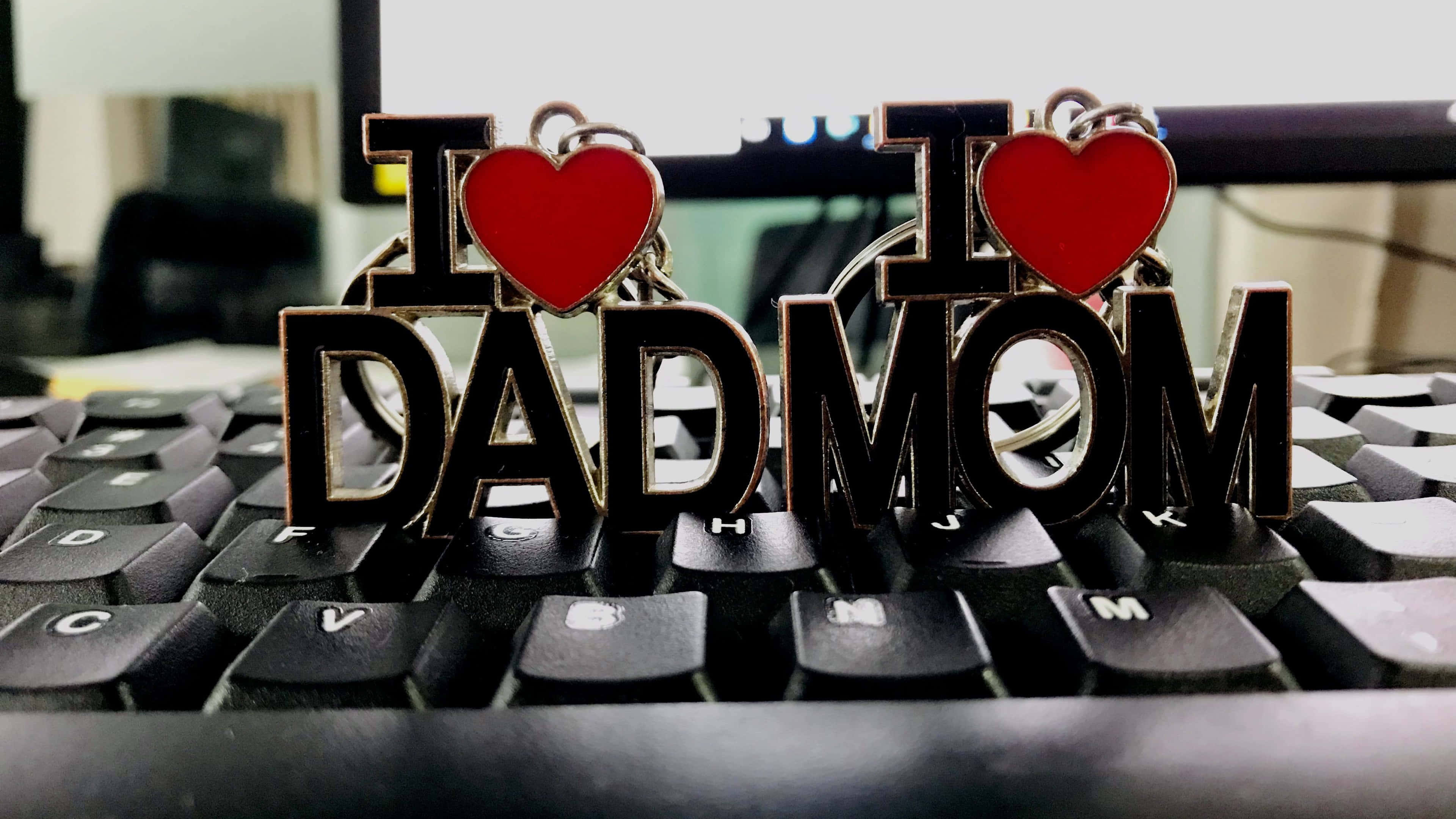 DAD, MOM, metallic keychains, 4K Desktop Wallpaper