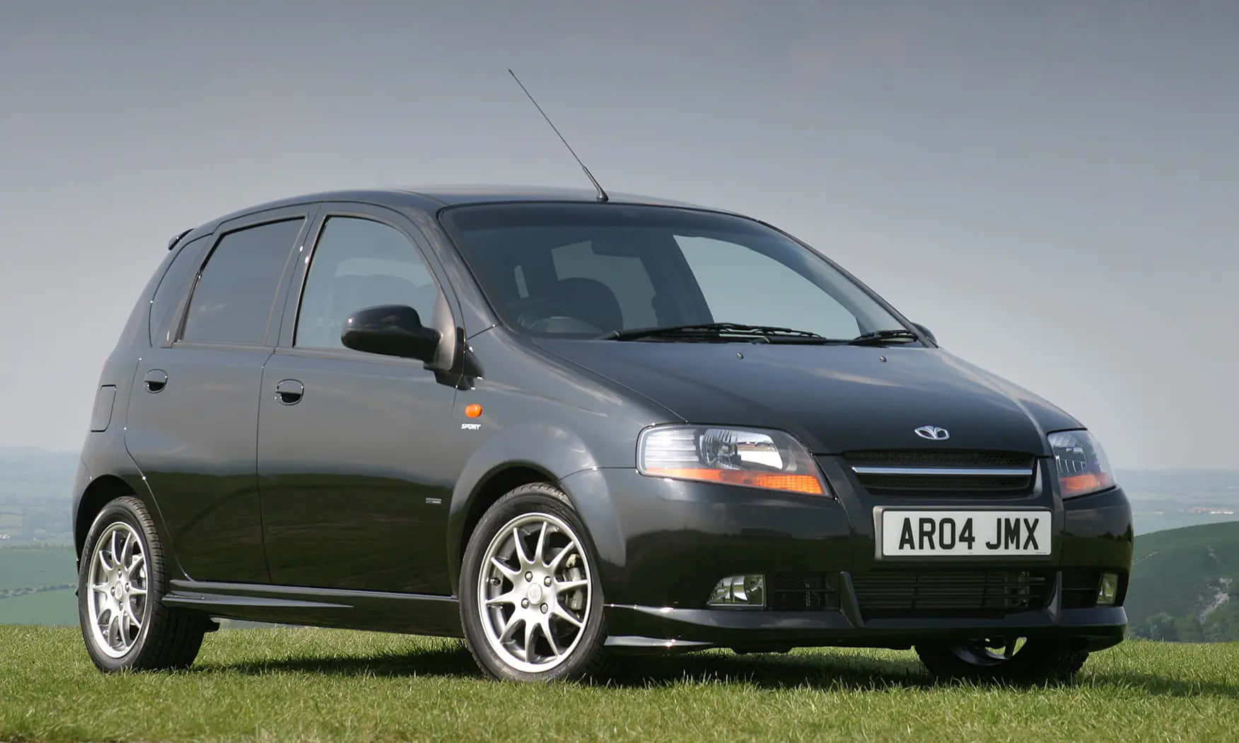 Daewoo Kalos, sleek black hatchback, grassy hill, HD Desktop Wallpaper