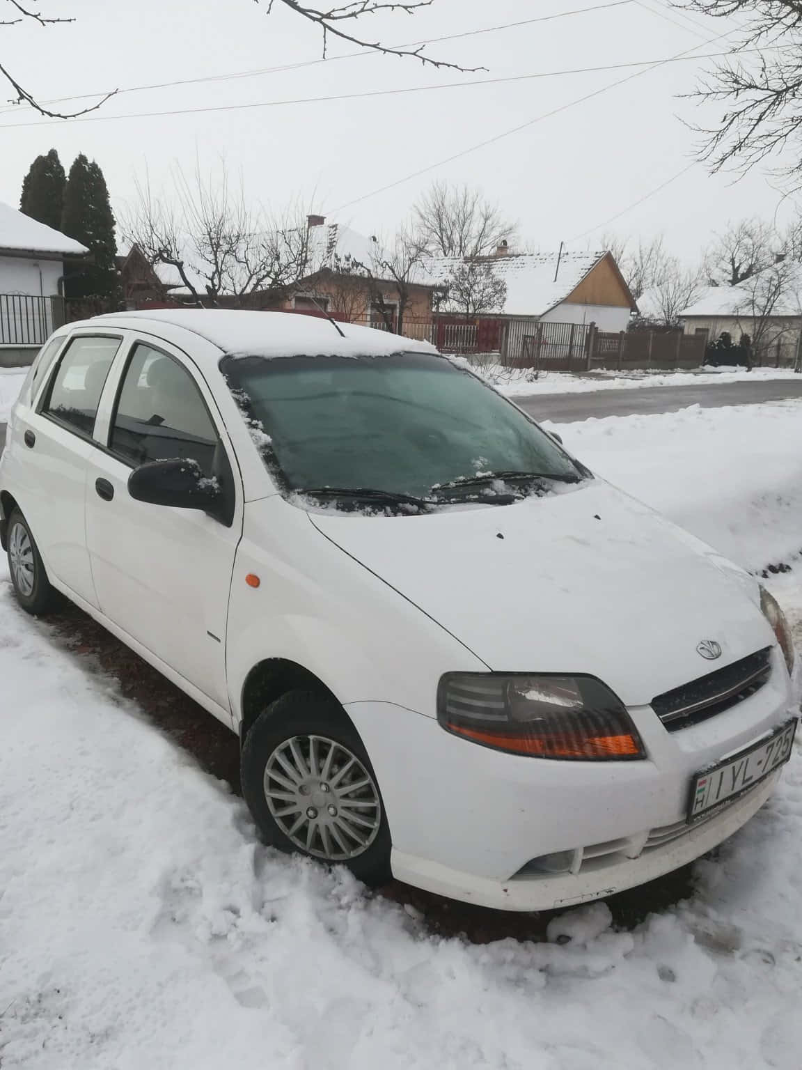 Daewoo Kalos, white compact car, snowy residential street, HD Phone Wallpaper