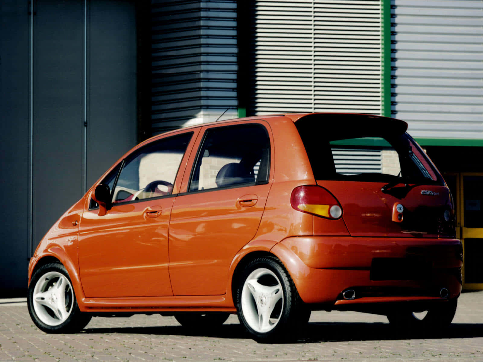 Daewoo, 1600 x 1200, glossy black surface, HD Desktop Wallpaper