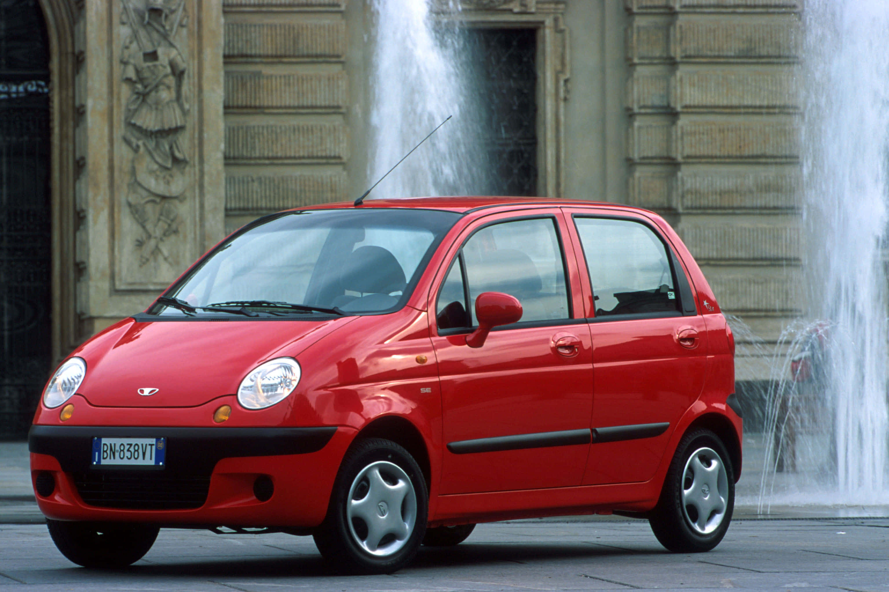Daewoo, 3070 x 2047, vibrant red compact car, 2K Desktop Wallpaper