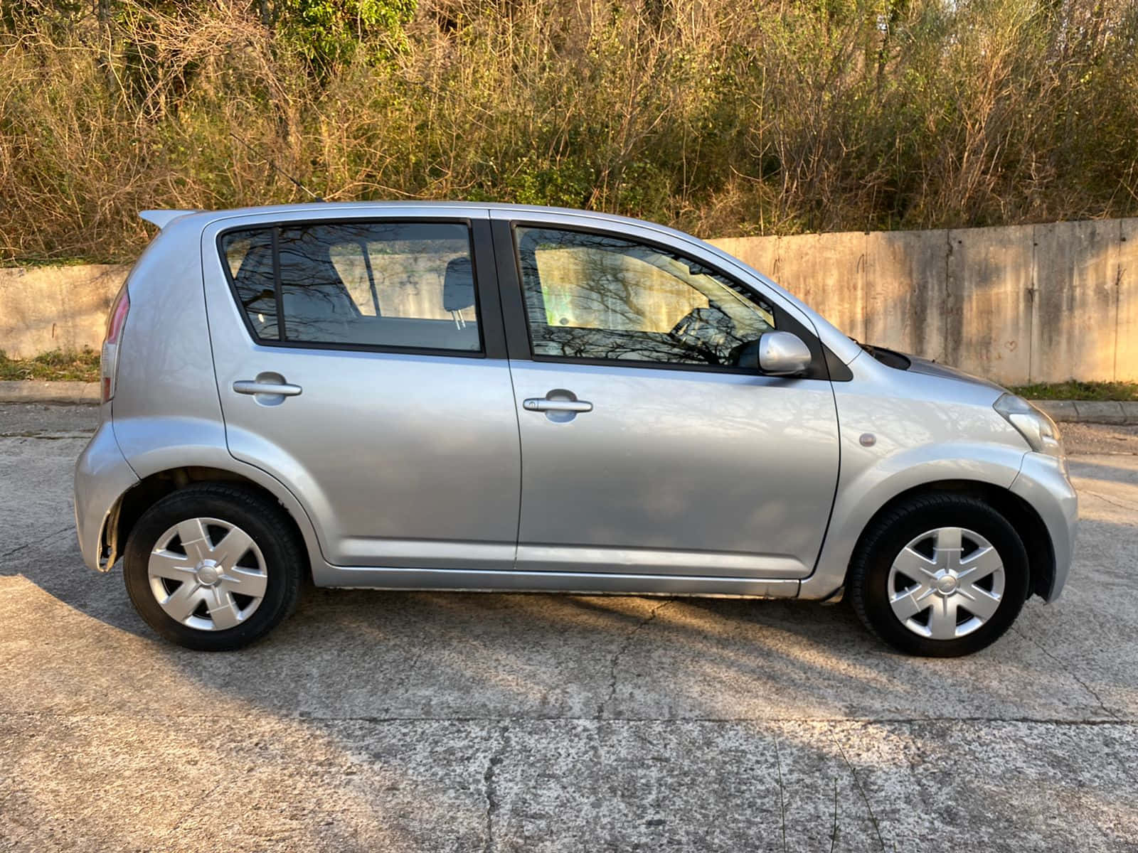 Daihatsu Sirion, silver, cracked pavement, HD Desktop Wallpaper