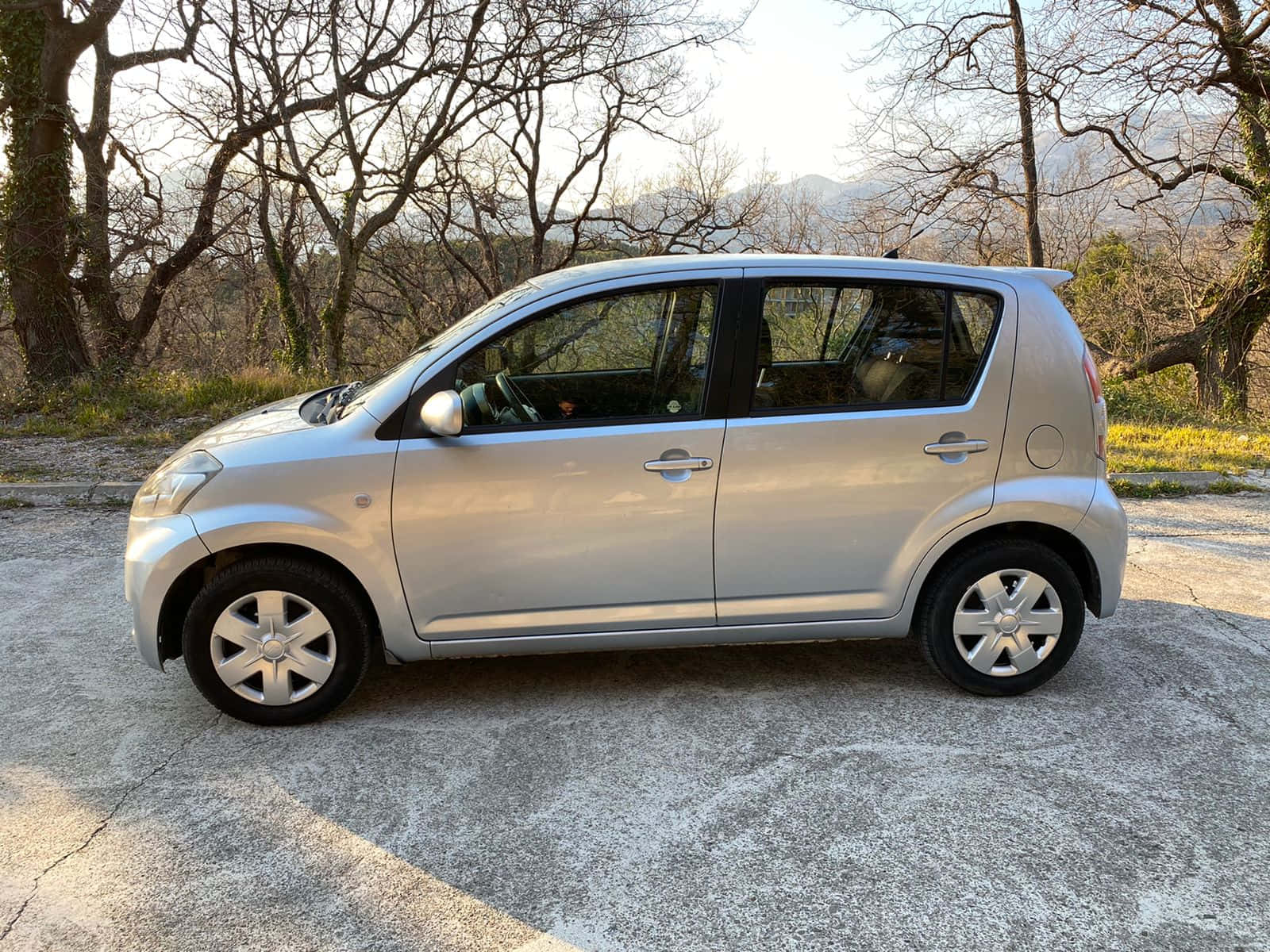 Daihatsu Sirion, silver, cracked concrete, HD Desktop Wallpaper