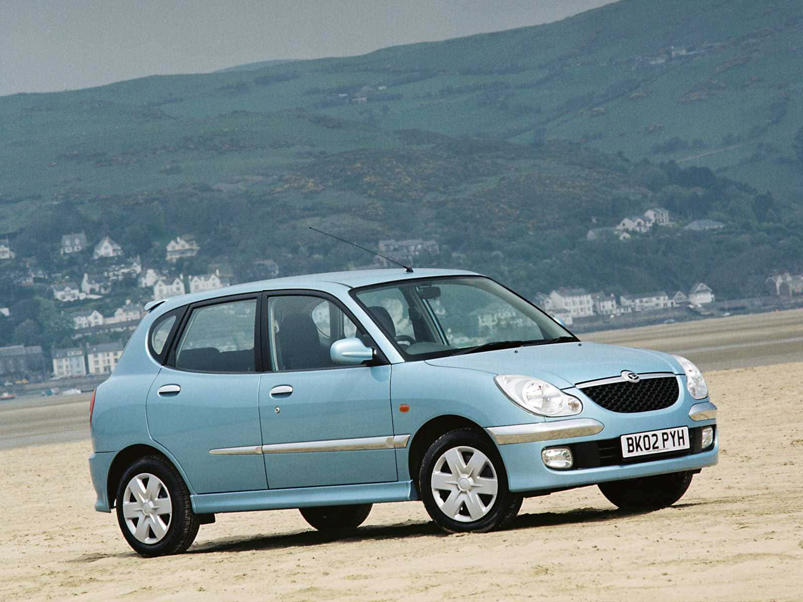 Daihatsu Sirion, stunning silver, parked outdoors, HD Desktop Wallpaper
