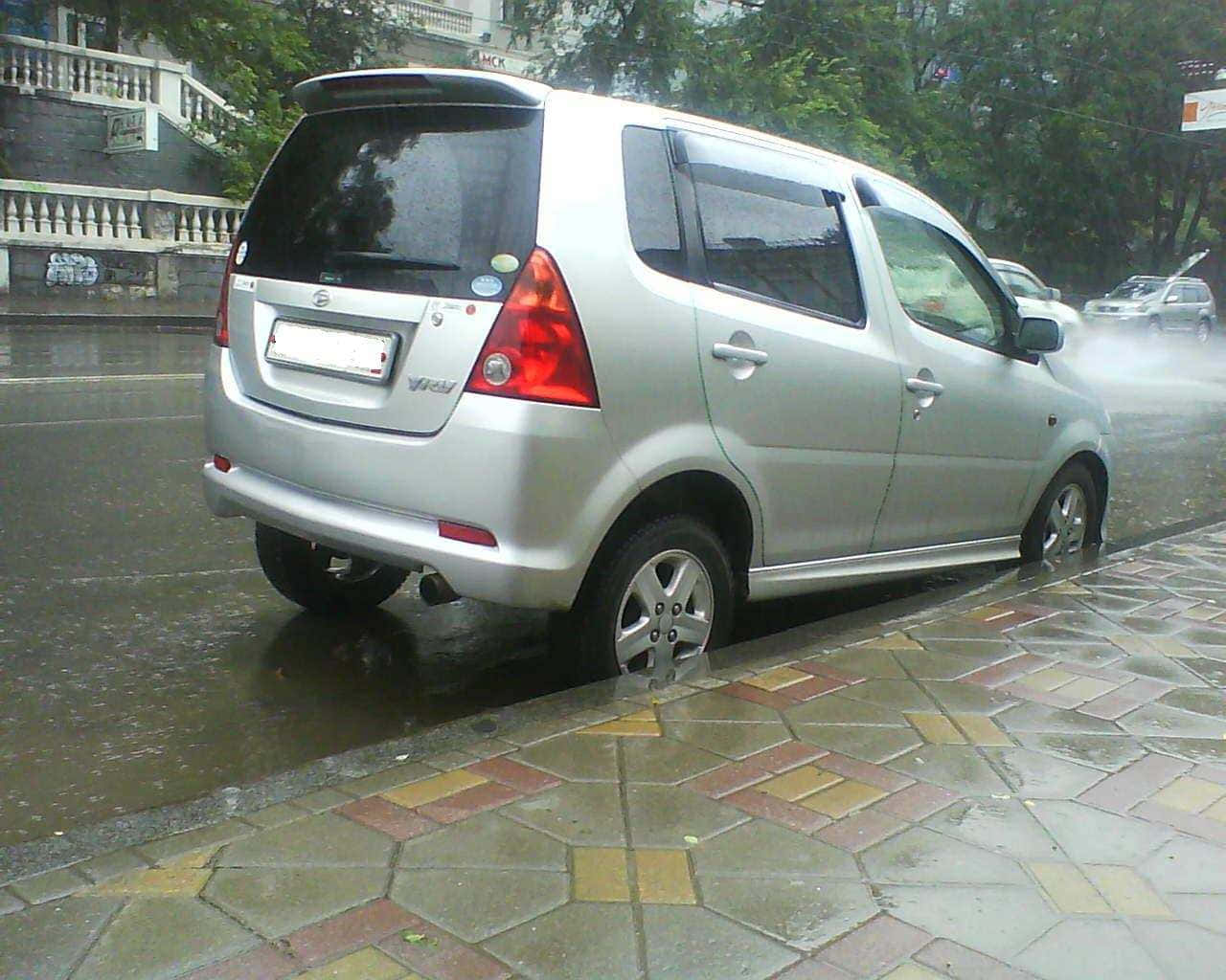 Daihatsu Yrv, silver, wet tiled sidewalk, HD Desktop Wallpaper