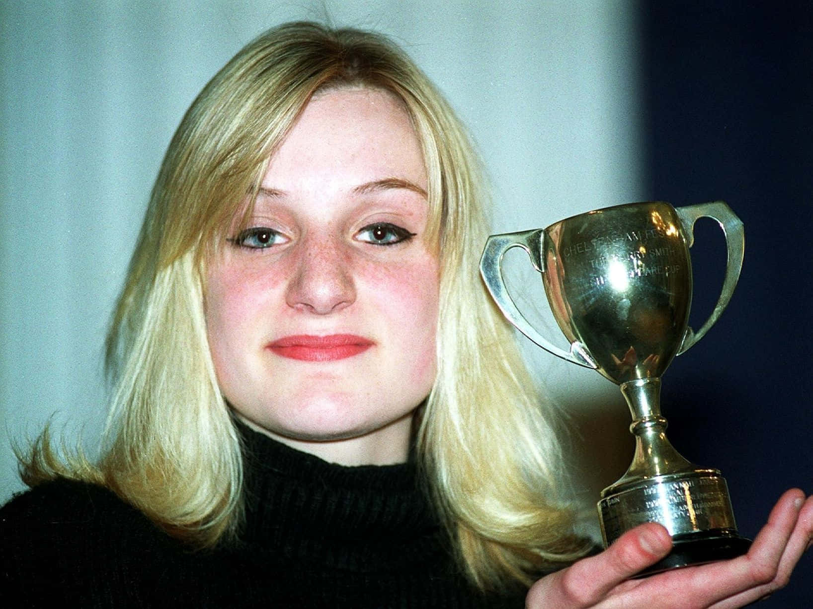 Daisy May Cooper, black turtleneck, gleaming silver trophy, HD Desktop Wallpaper