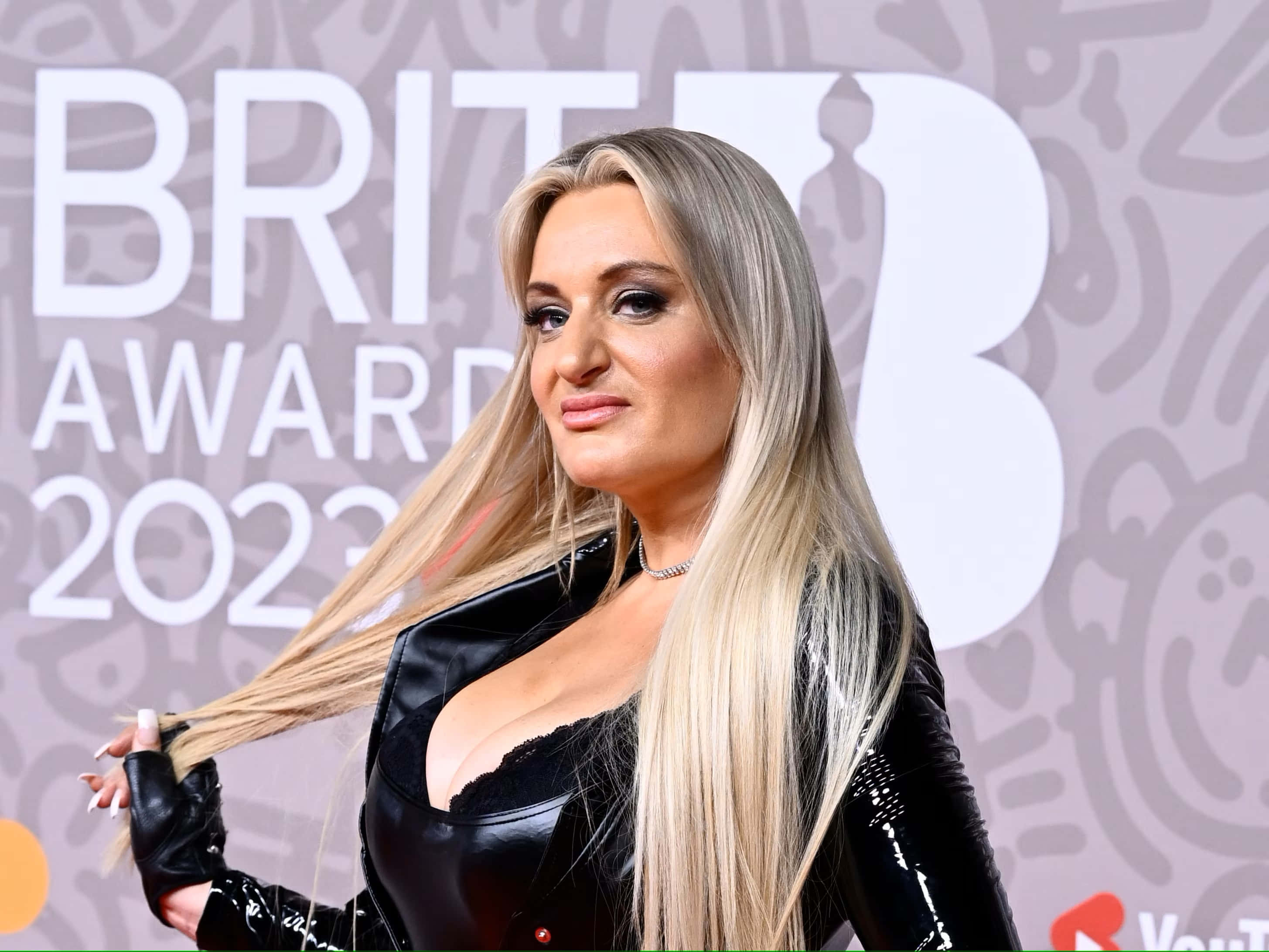Daisy May Cooper, 2023 BRIT Awards, red carpet, 2K Desktop Wallpaper