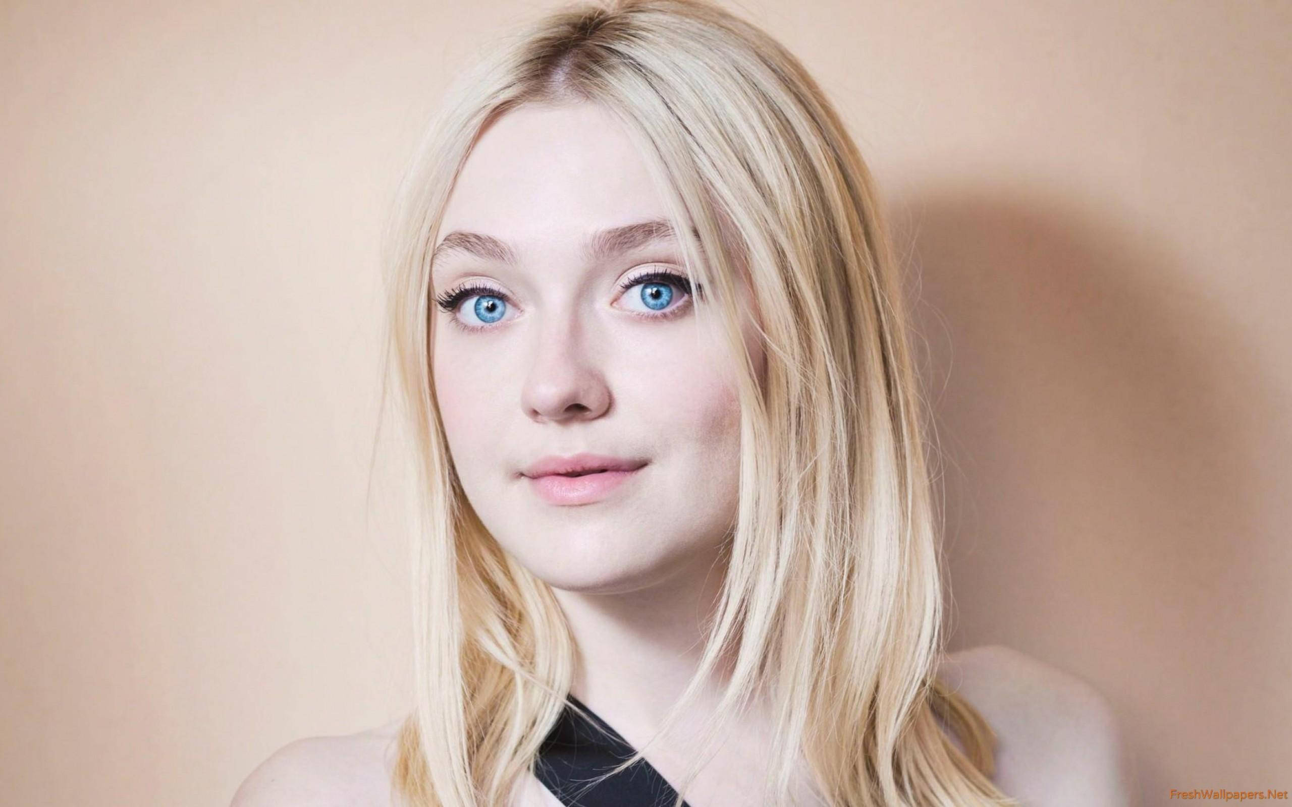 Dakota Fanning, blue eyes, blonde hair, 2K Desktop Wallpaper