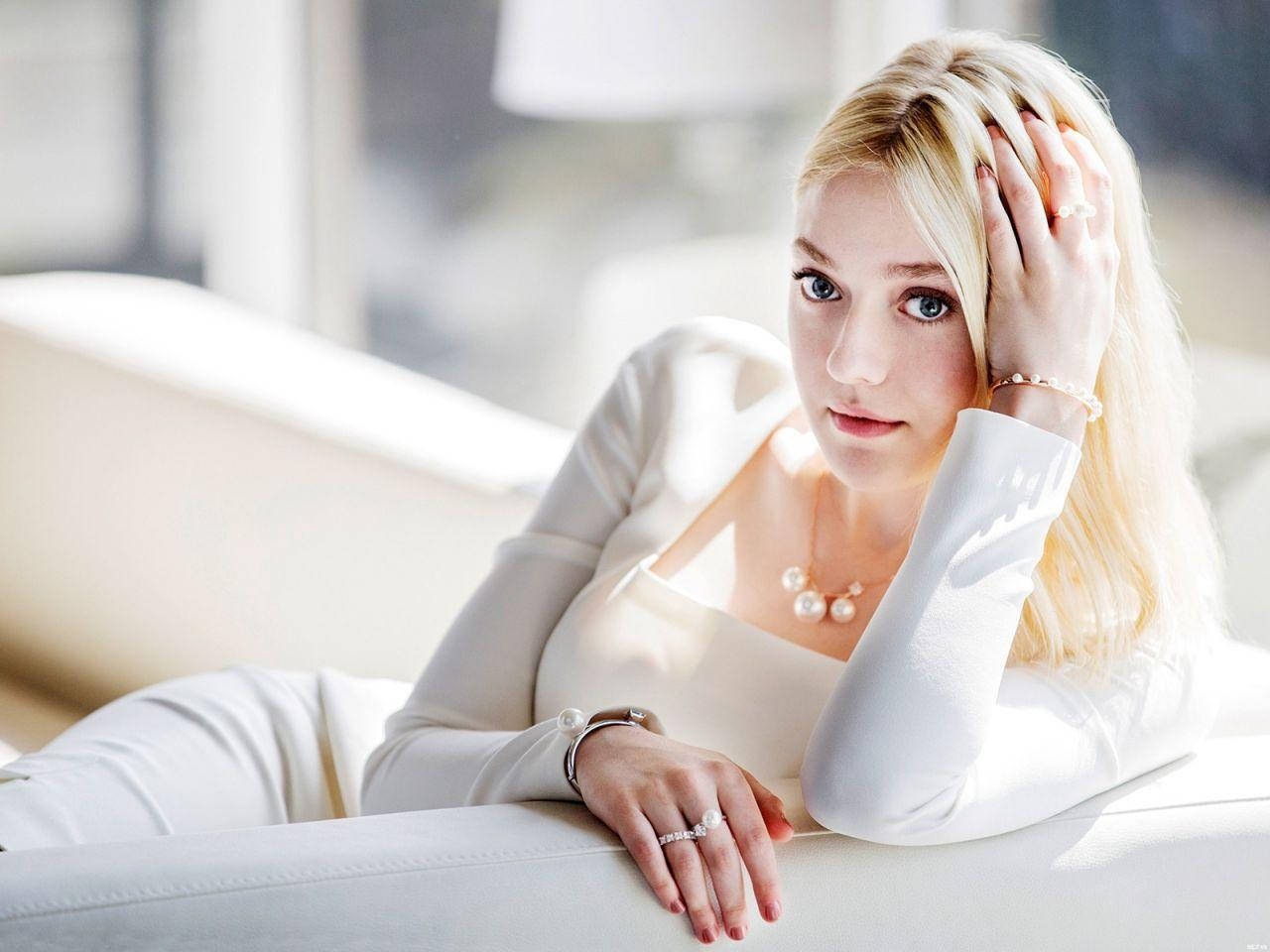 Dakota Fanning, blonde woman, white, HD Desktop Wallpaper