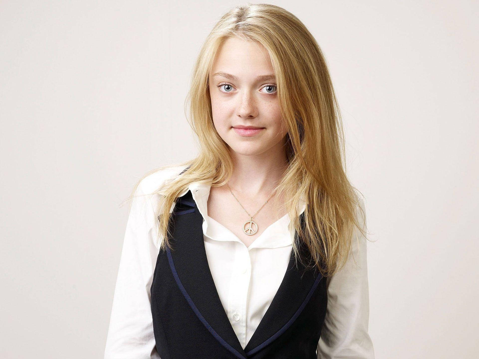 Dakota Fanning, black classic vest, white shirt, Full HD Desktop Wallpaper
