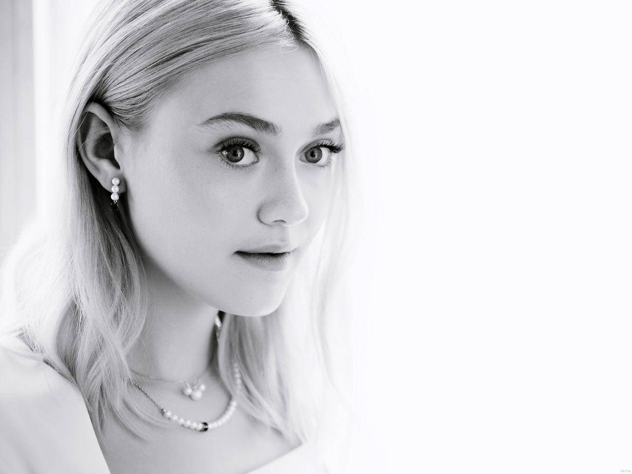 Dakota Fanning, black and white portrait, blonde hair, HD Desktop Wallpaper
