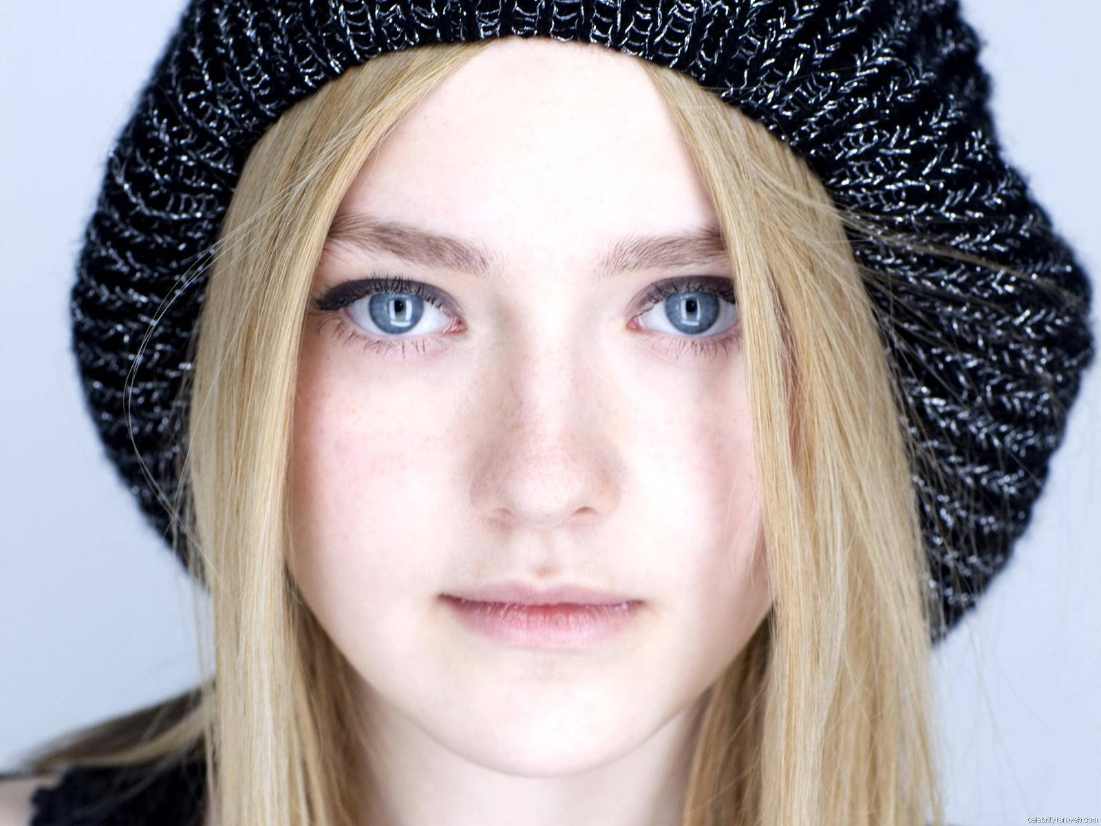 Dakota Fanning, black knit beret, striking blue eyes, HD Desktop Wallpaper