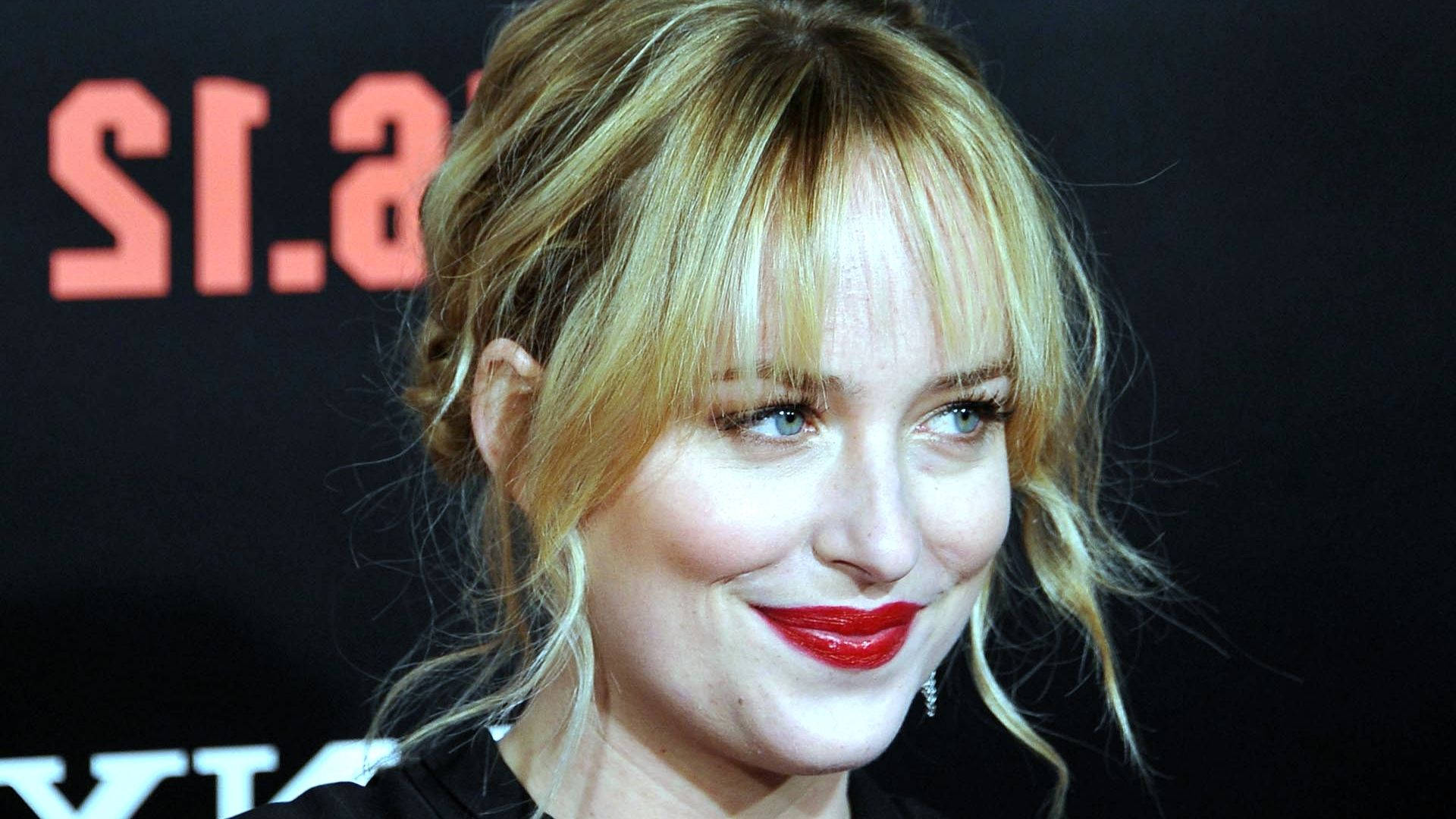 Dakota Johnson, blonde hair, bold red lipstick, Full HD Desktop Wallpaper