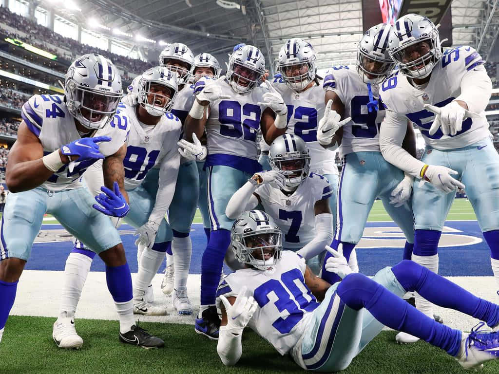 Dallas Cowboys, white and blue uniforms, green field, SD Desktop Wallpaper