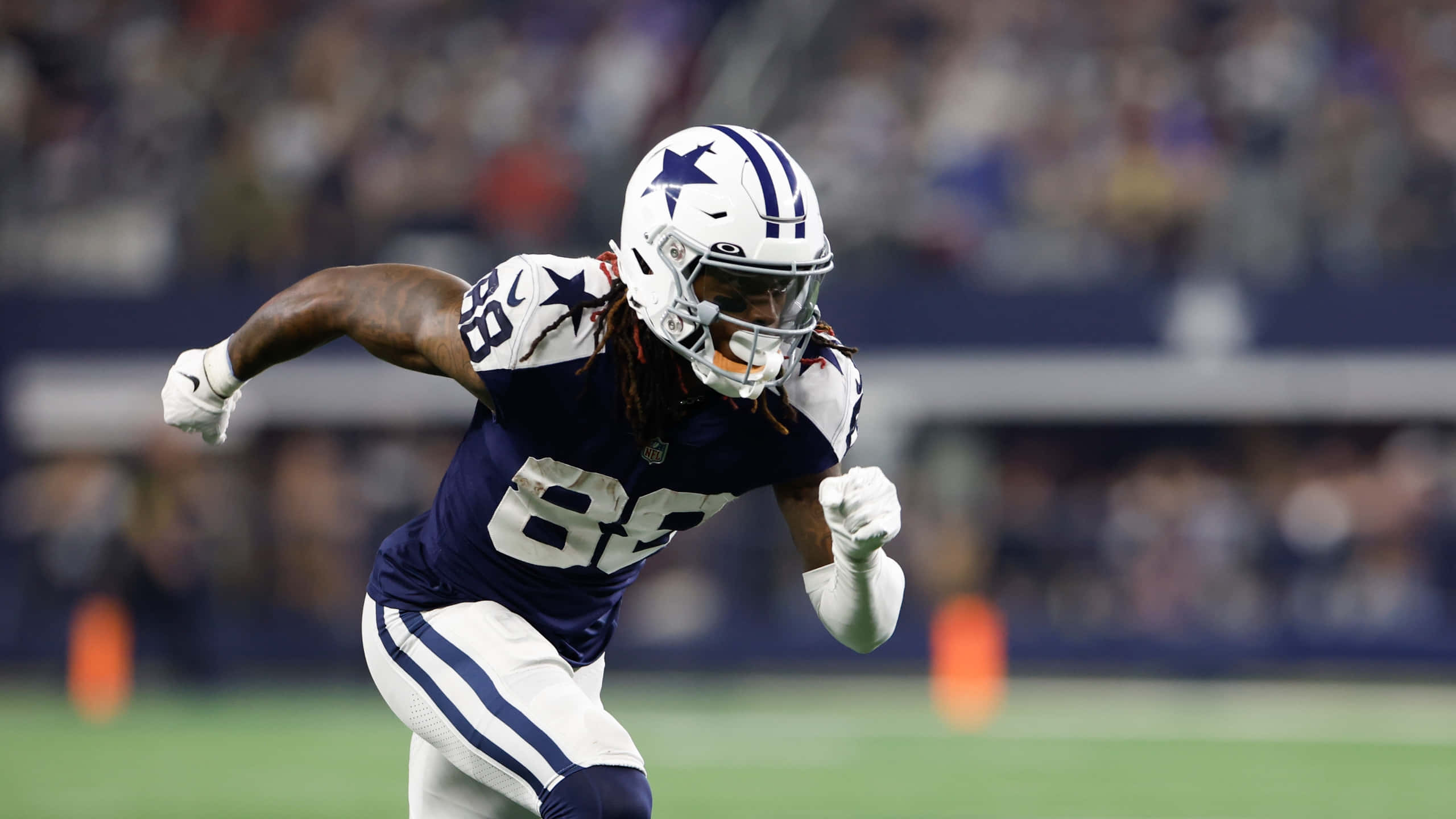 Dallas Cowboys, navy and white uniform, sprints dynamically, 2K Desktop Wallpaper