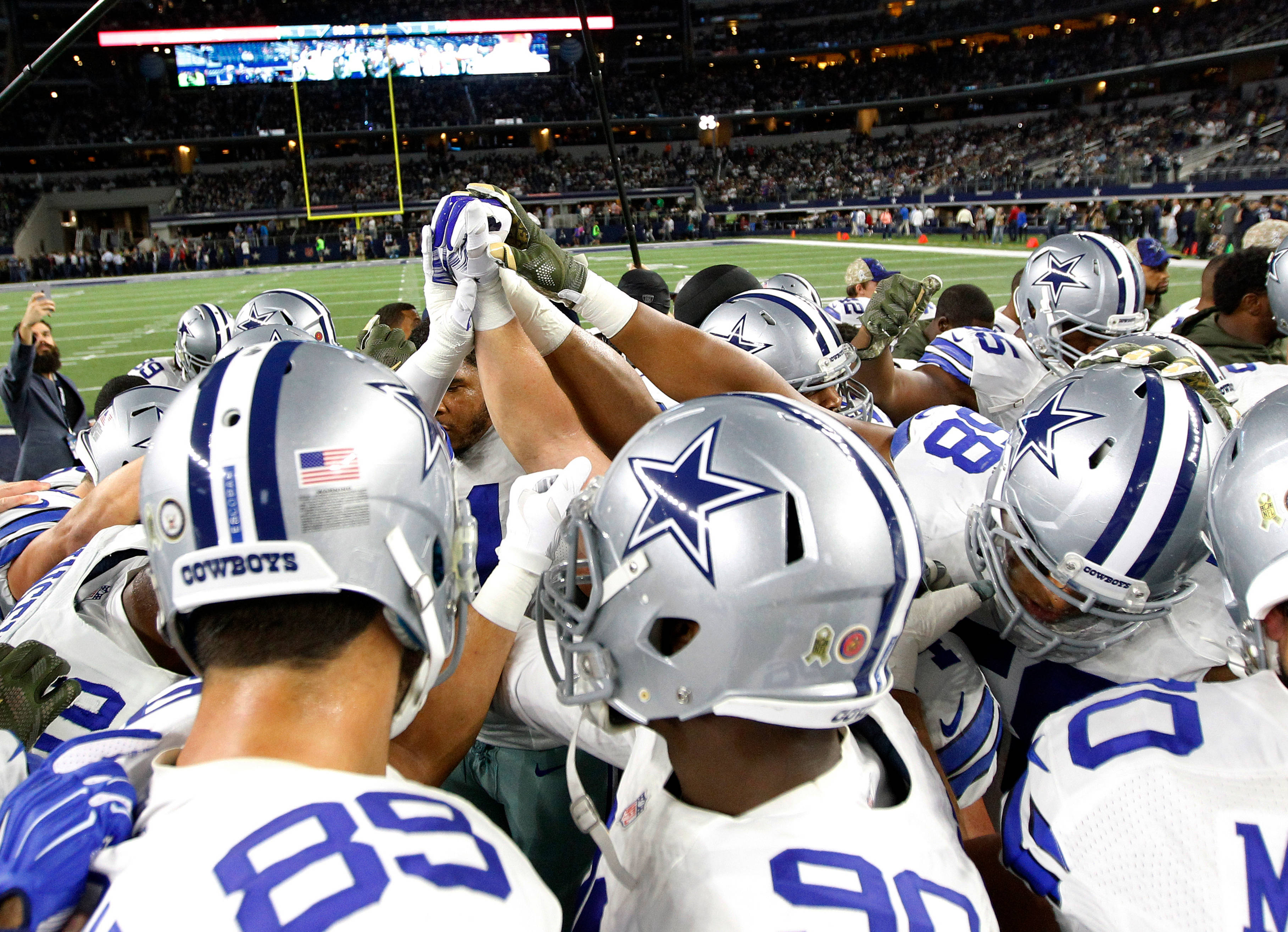 Dallas Cowboys, silver helmets, huddle, 2K Desktop Wallpaper