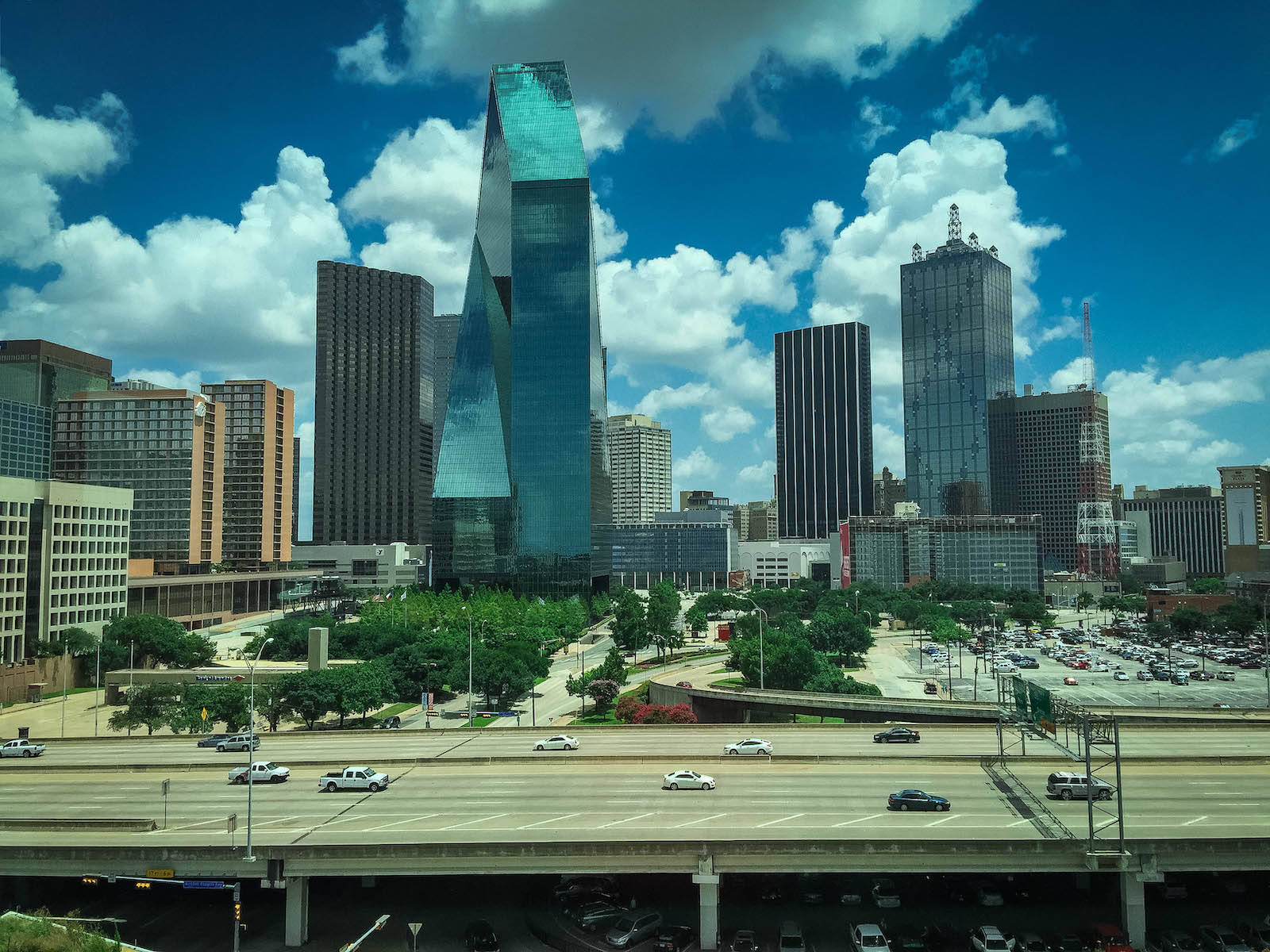 Dallas Skyline, glass skyscraper, blue skies, HD Desktop Wallpaper