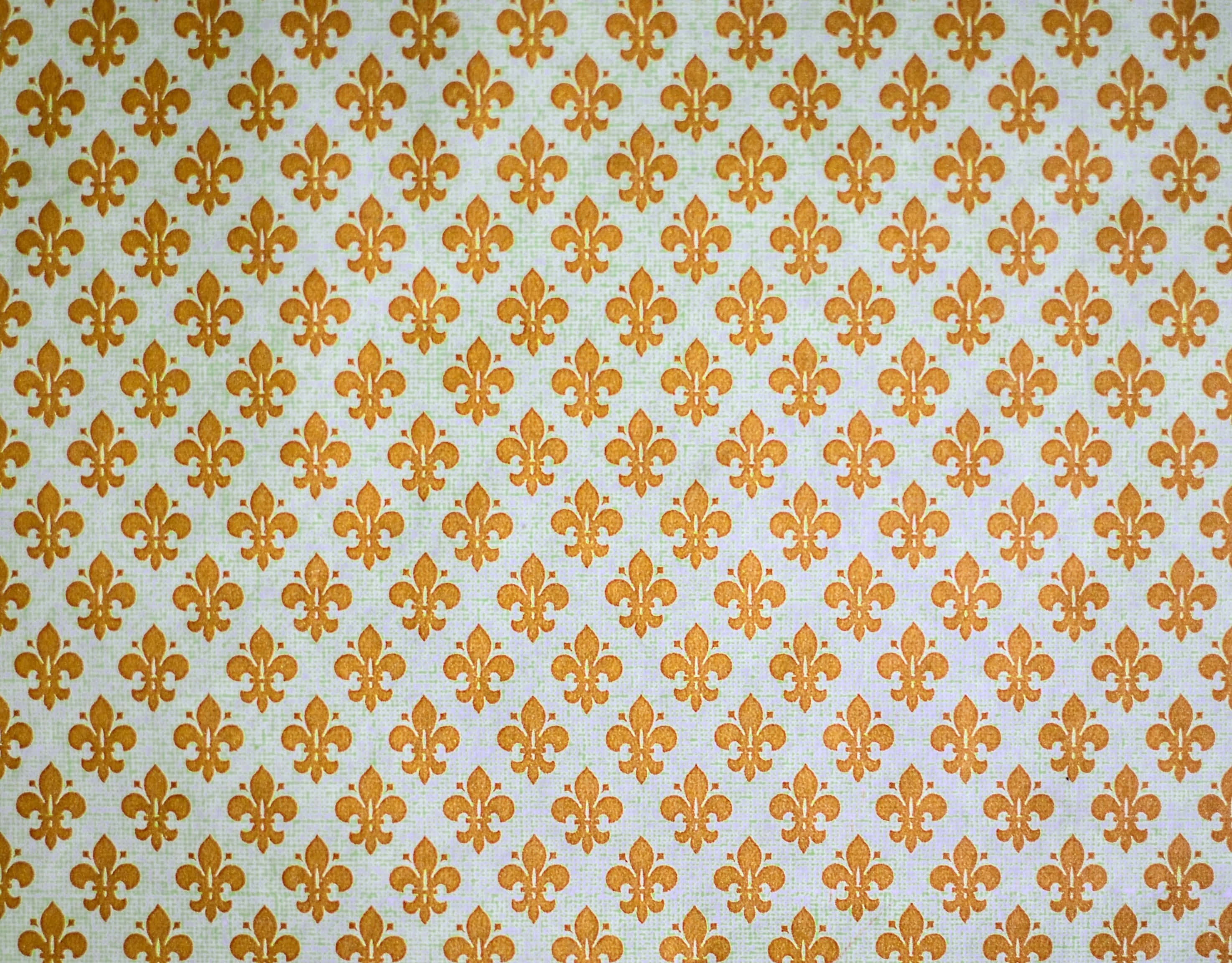golden fleur-de-lis, damask pattern, off-white background, 2K Desktop Wallpaper