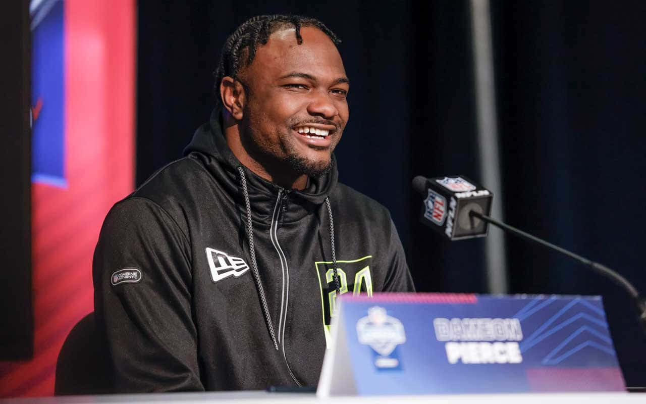 Dameon Pierce, press conference, black hoodie, HD Desktop Wallpaper