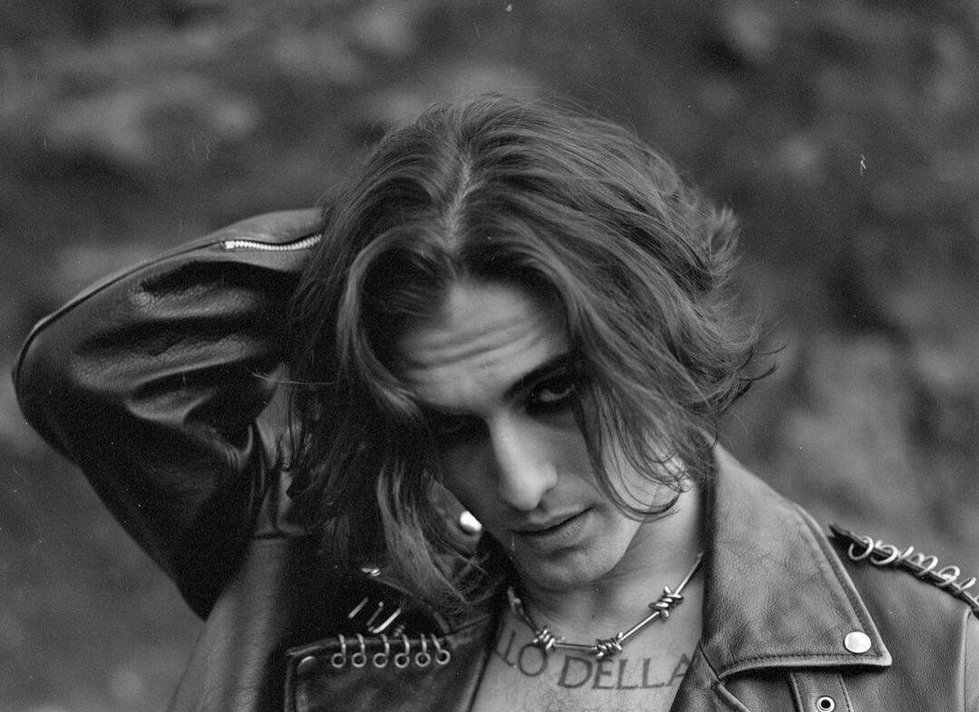 Damiano David, long hair, studded leather jacket, SD Desktop Wallpaper