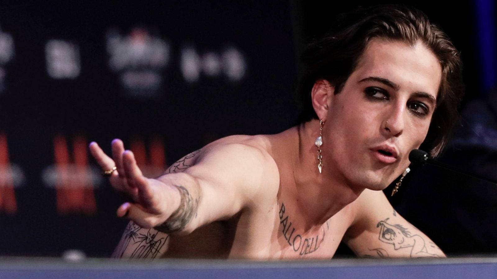 Damiano David, tattooed man, dark eye makeup, HD Desktop Wallpaper