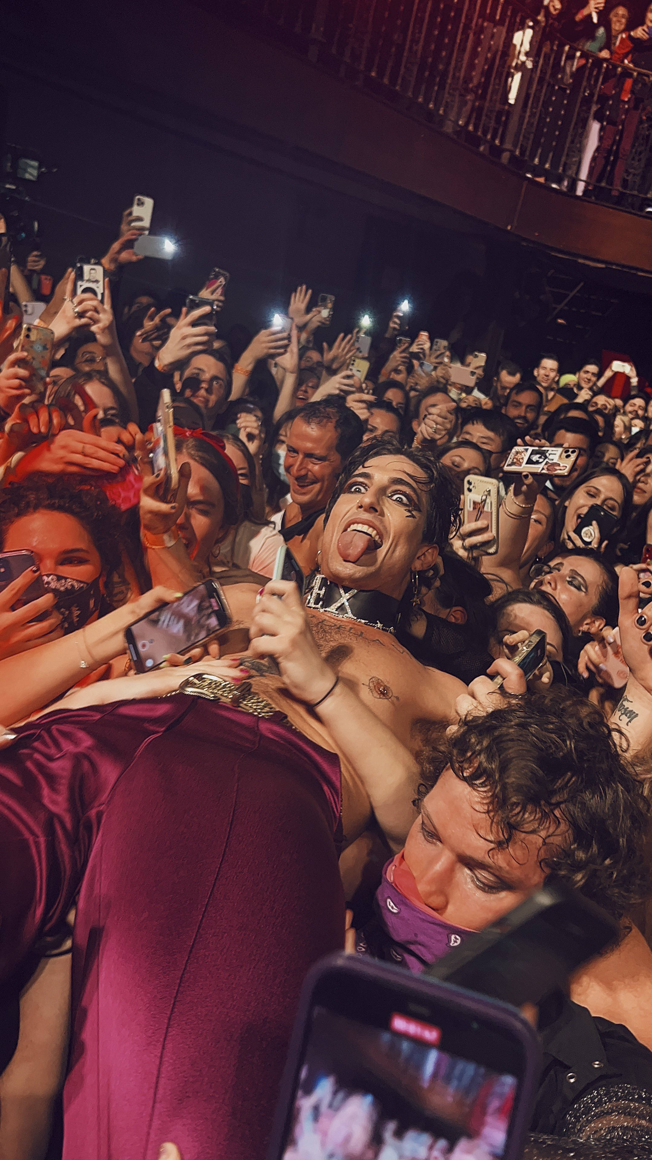 Damiano David, purple satin outfit, excited crowd, 4K Phone Wallpaper