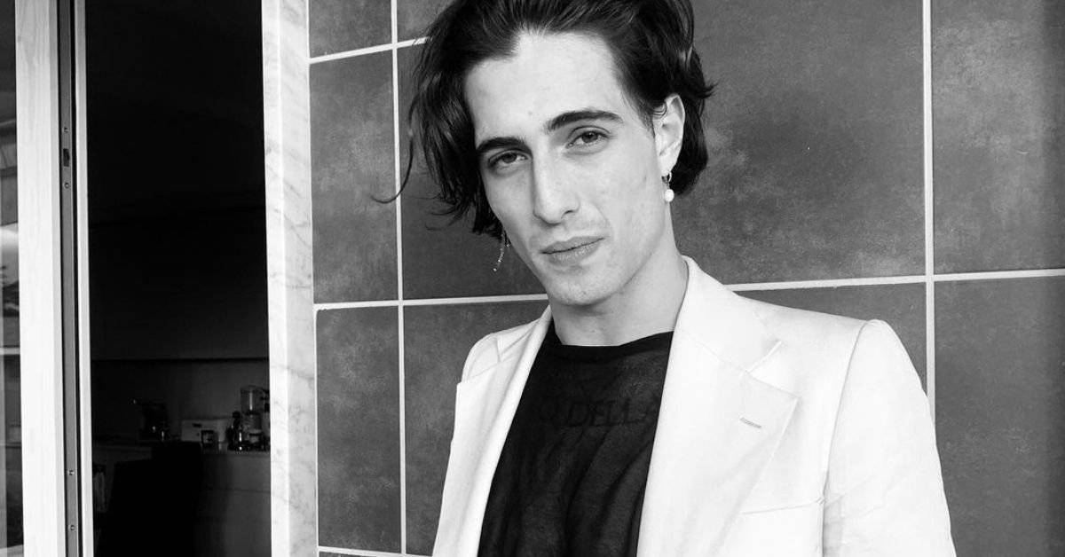 Damiano David, white blazer, tiled wall, SD Desktop Wallpaper