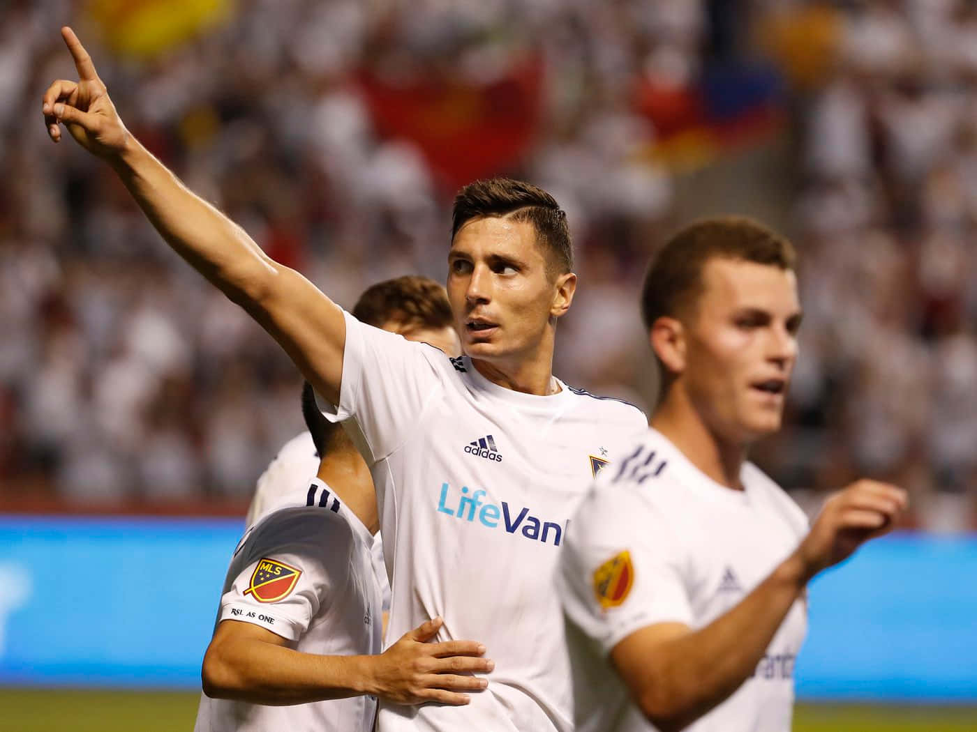 Damir Kreilach, white uniform, pointing upwards, HD Desktop Wallpaper