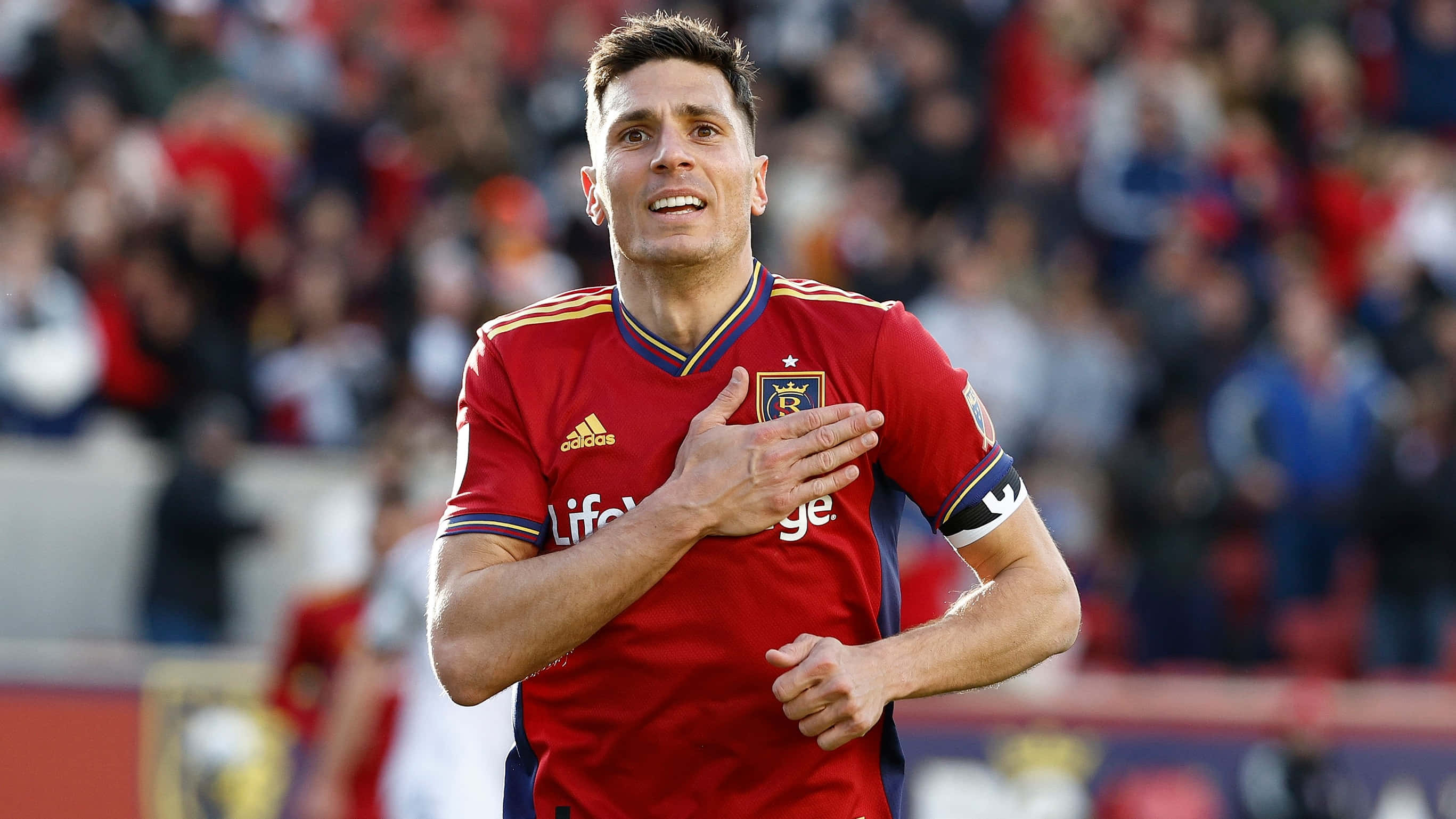 Damir Kreilach, red jersey, blurred crowd, 2K Desktop Wallpaper