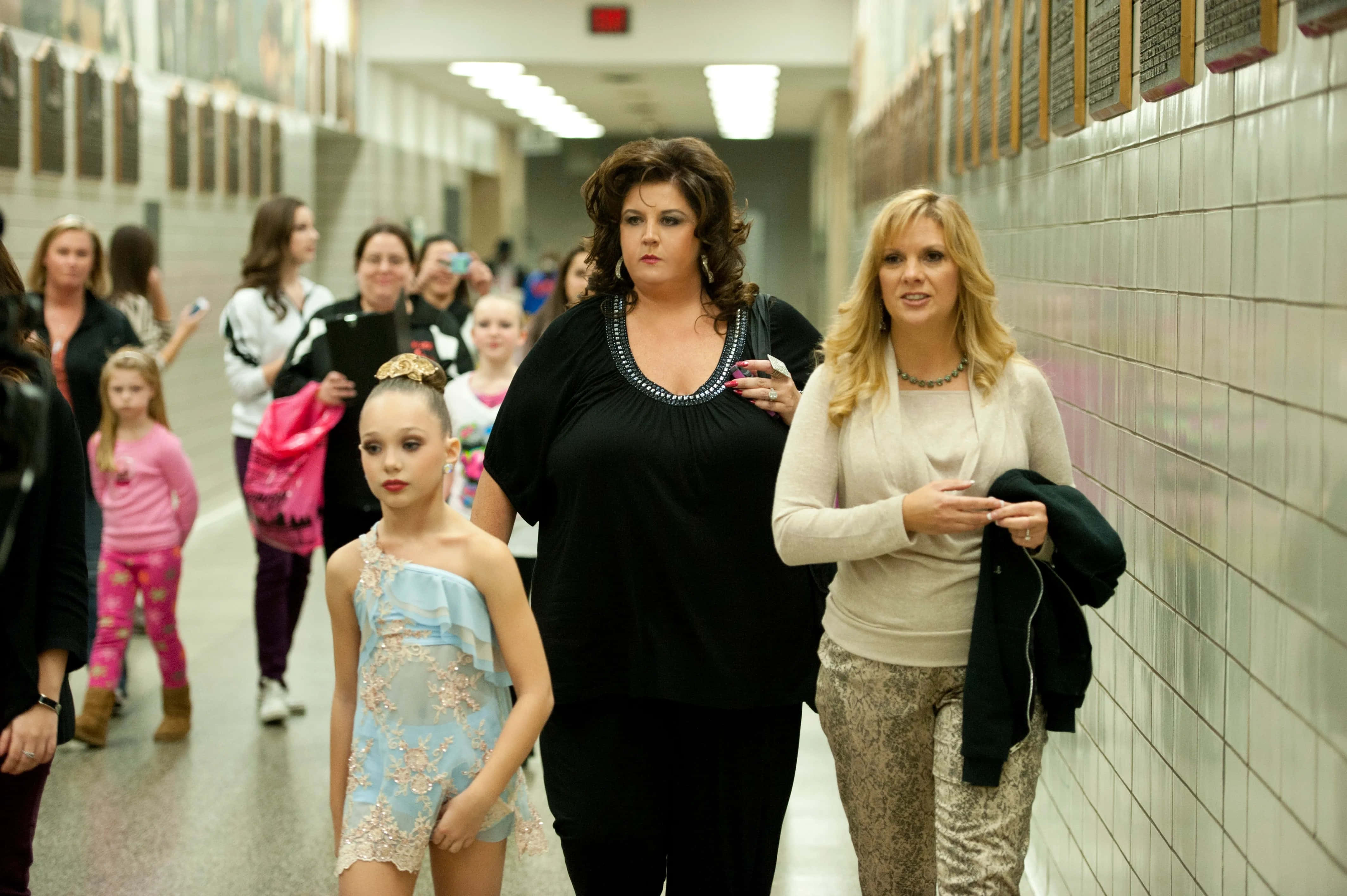 Dance Moms, competition day, hallway walk, 4K Desktop Wallpaper