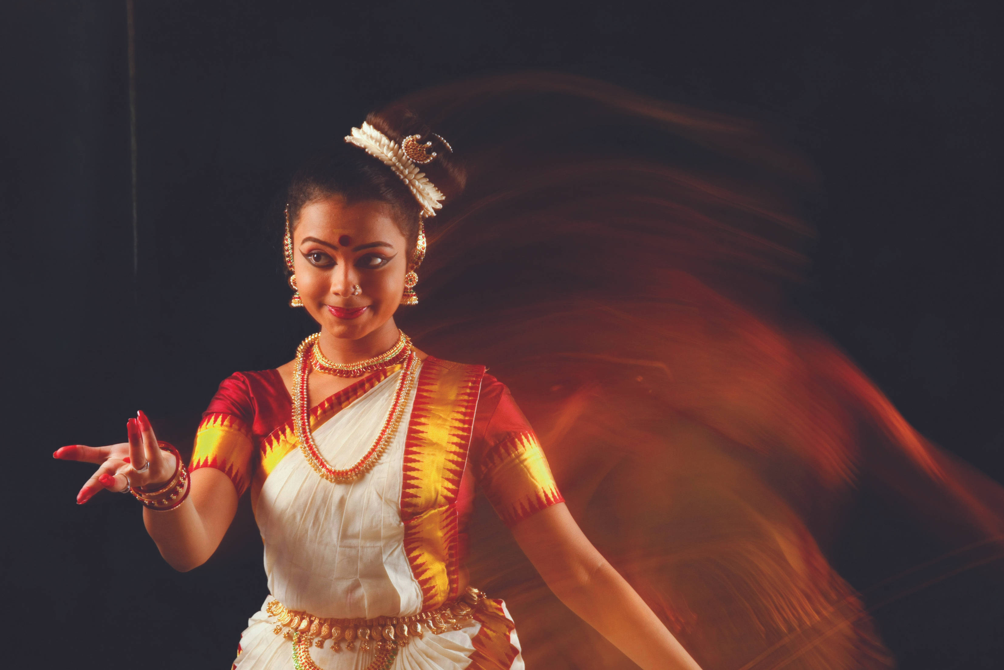 Indian girl, finger dance pose, traditional red gold and white attire, 2K Desktop Wallpaper