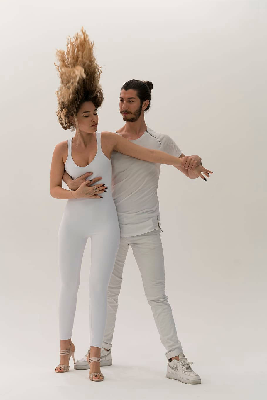 dancing couple, white outfits, her hair dramatically defying gravity, HD Phone Wallpaper