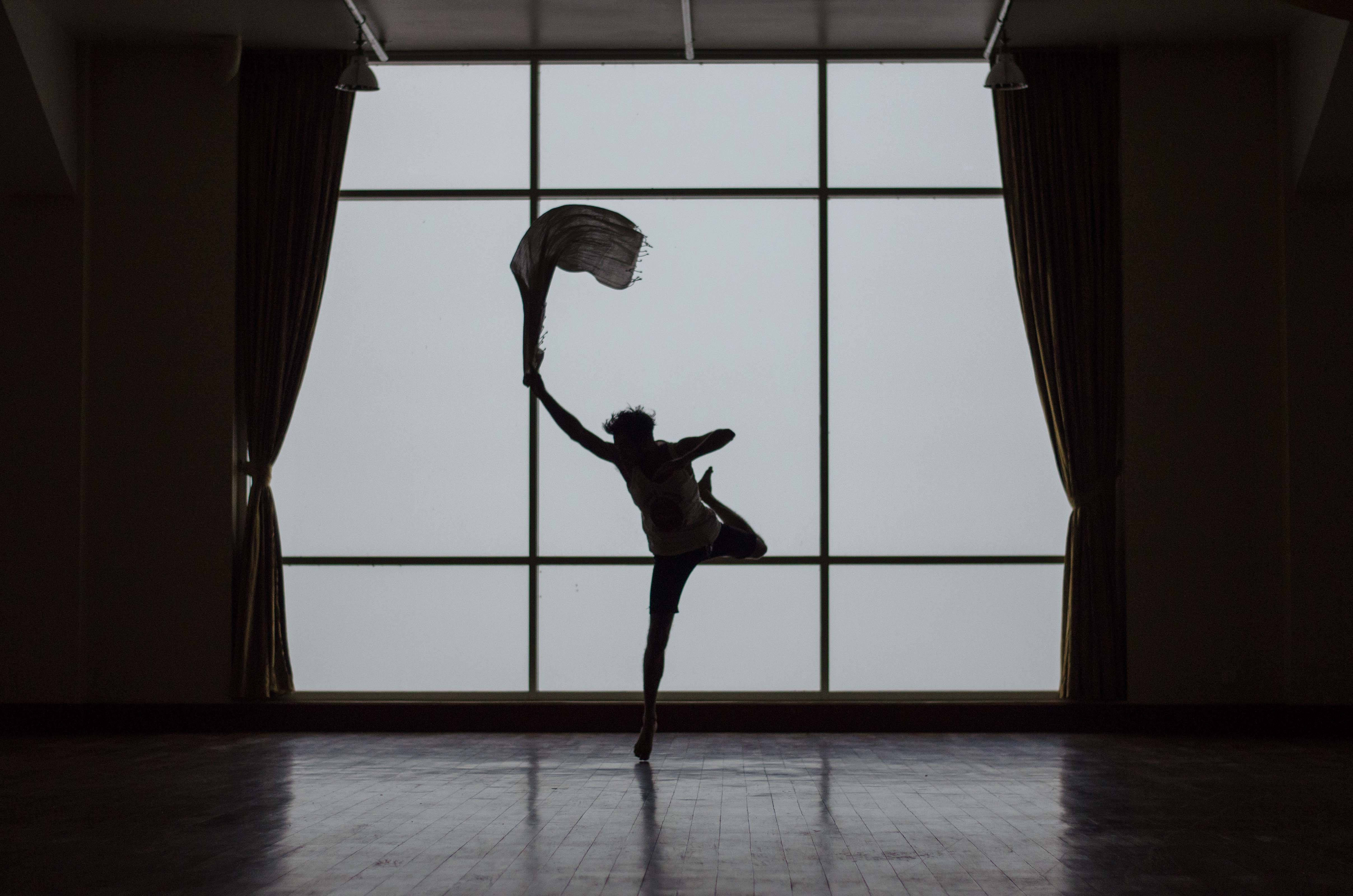 man, silhouette, dance pose, 4K Desktop Wallpaper