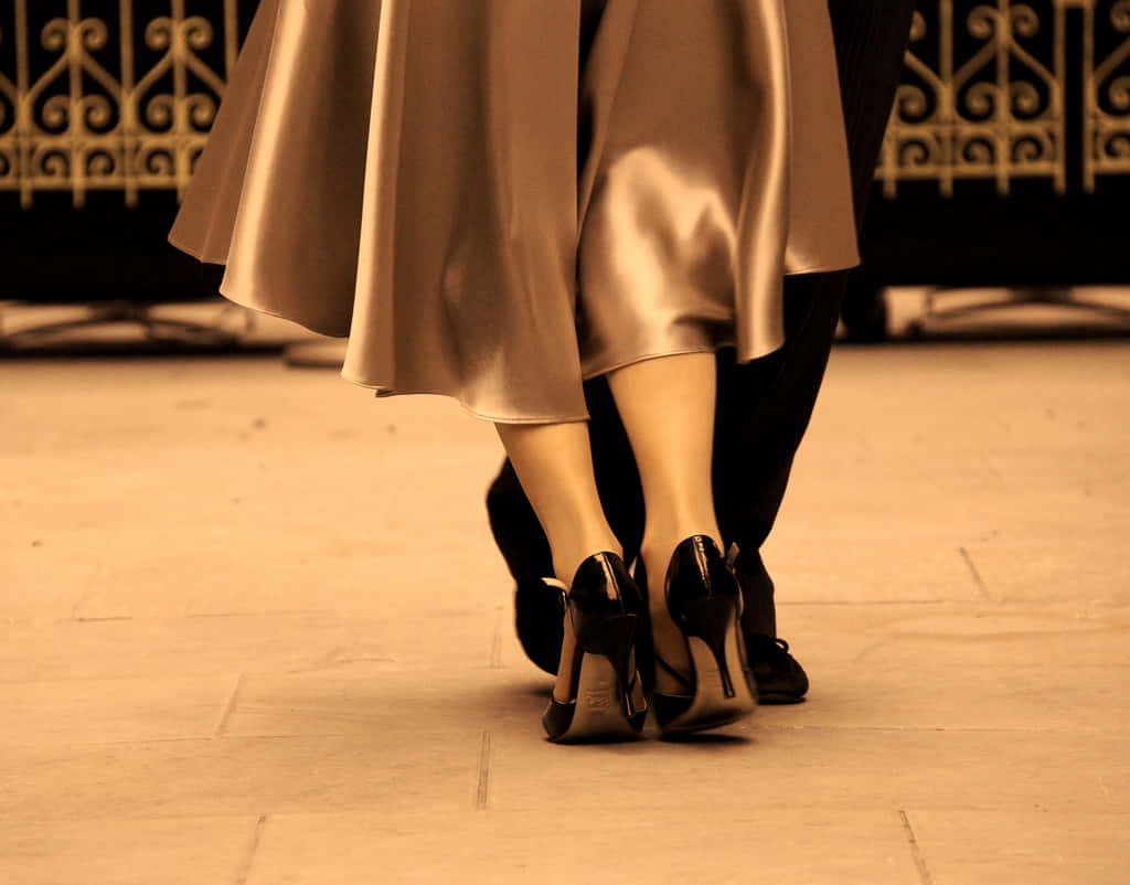 Passionate Dance, high heels, satin skirt, SD Desktop Wallpaper
