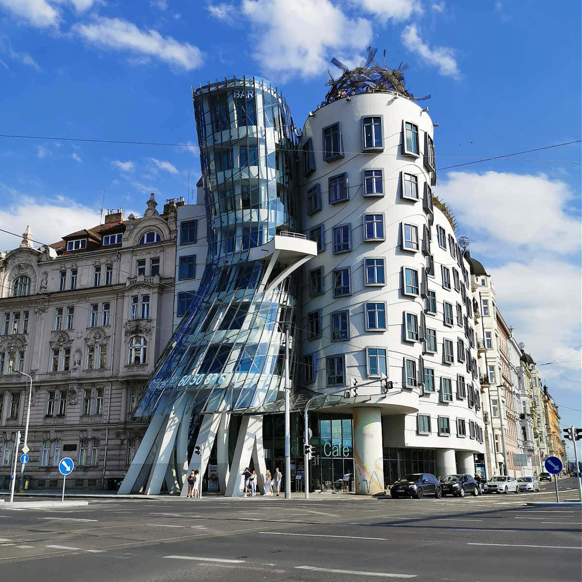 Dancing House, Prage, modern glass and white building, SD Desktop Wallpaper