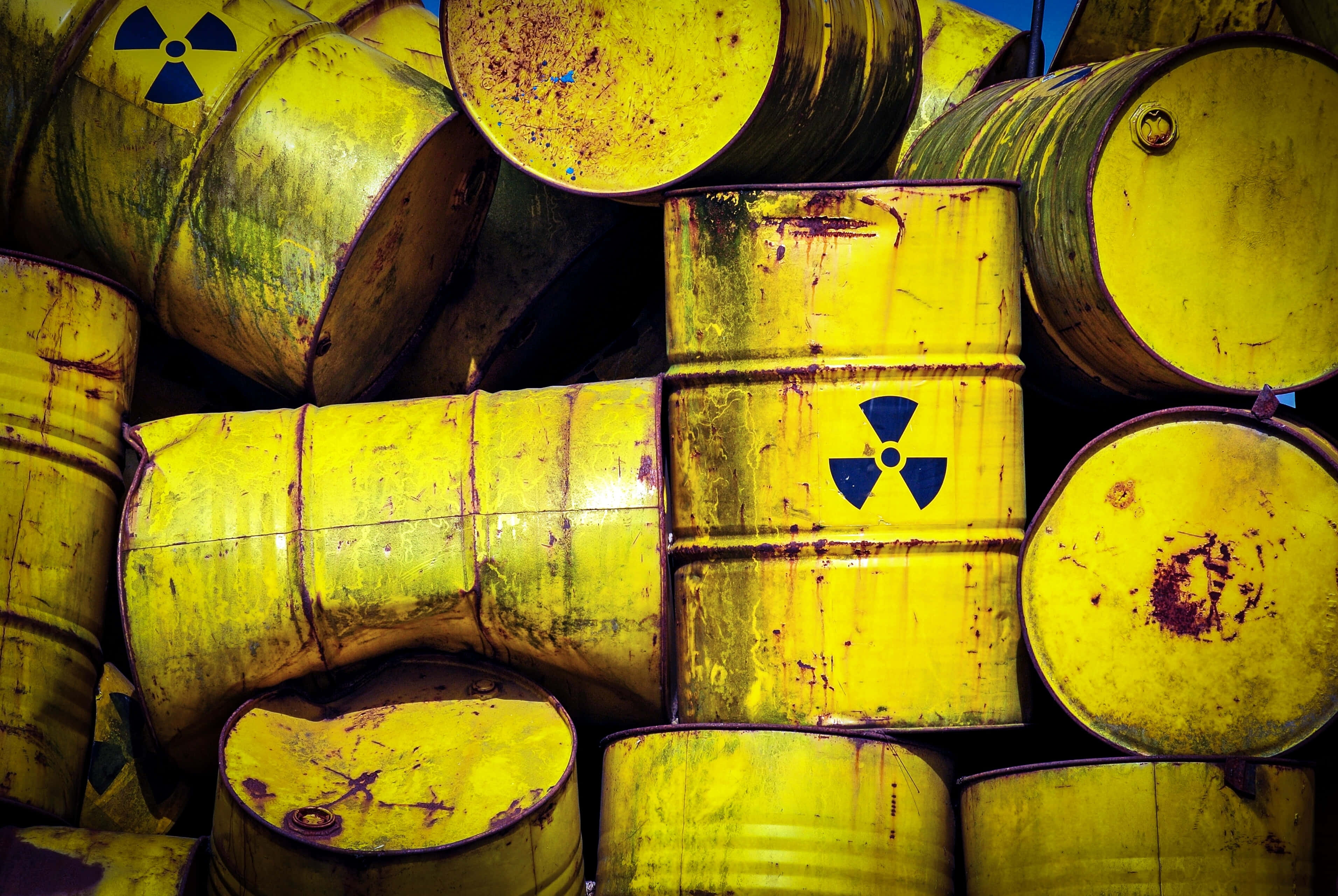 toxic, yellow radioactive barrels, blue symbols, 2K Desktop Wallpaper