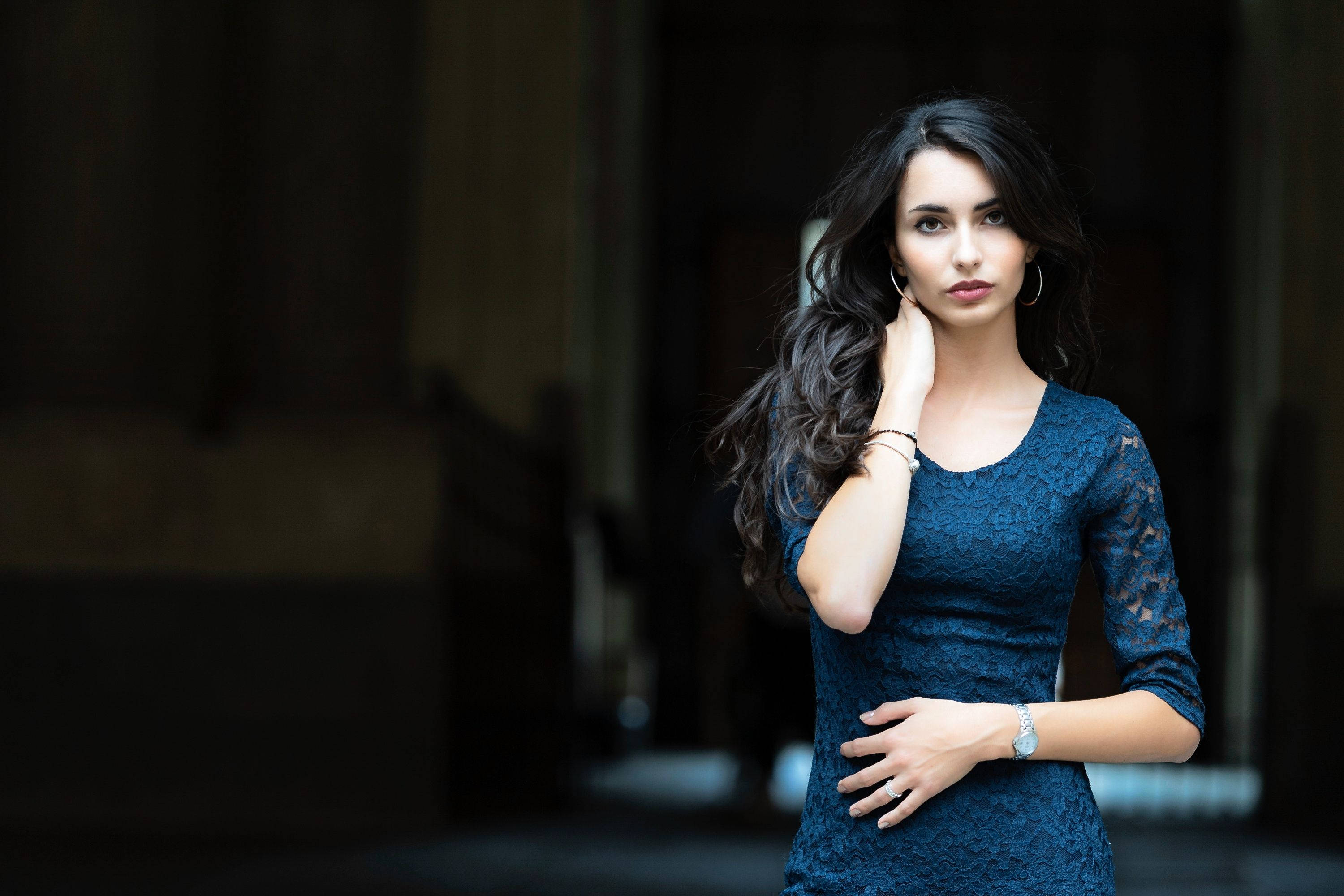 Dani Daniels, blue lace dress, dark architectural backdrop, 2K Desktop Wallpaper