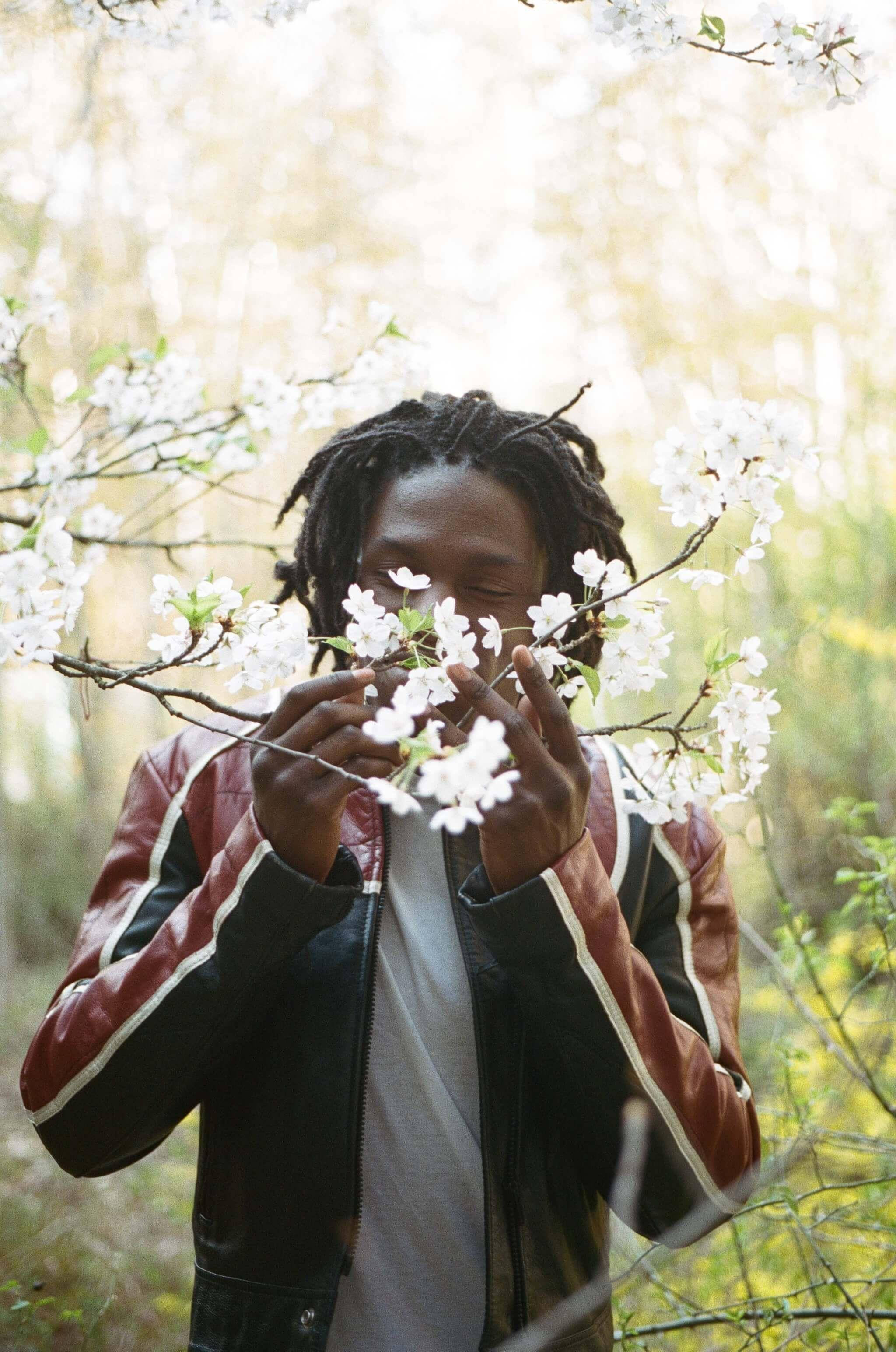 Daniel Caesar, dreadlocks, white blossoms, 2K Phone Wallpaper
