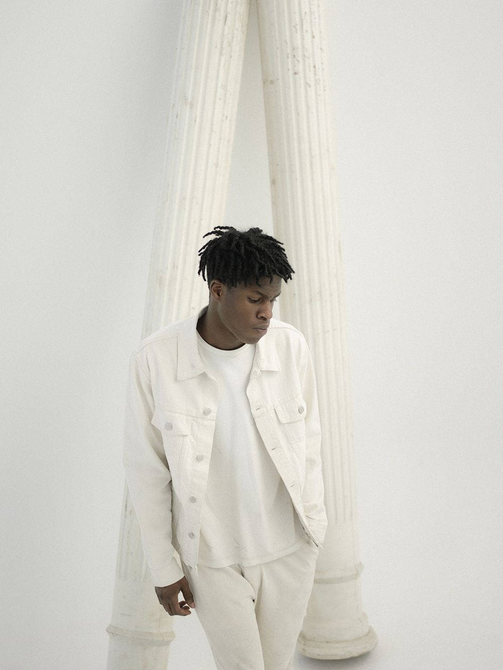 Daniel Caesar, all white outfit, minimalist studio, HD Phone Wallpaper