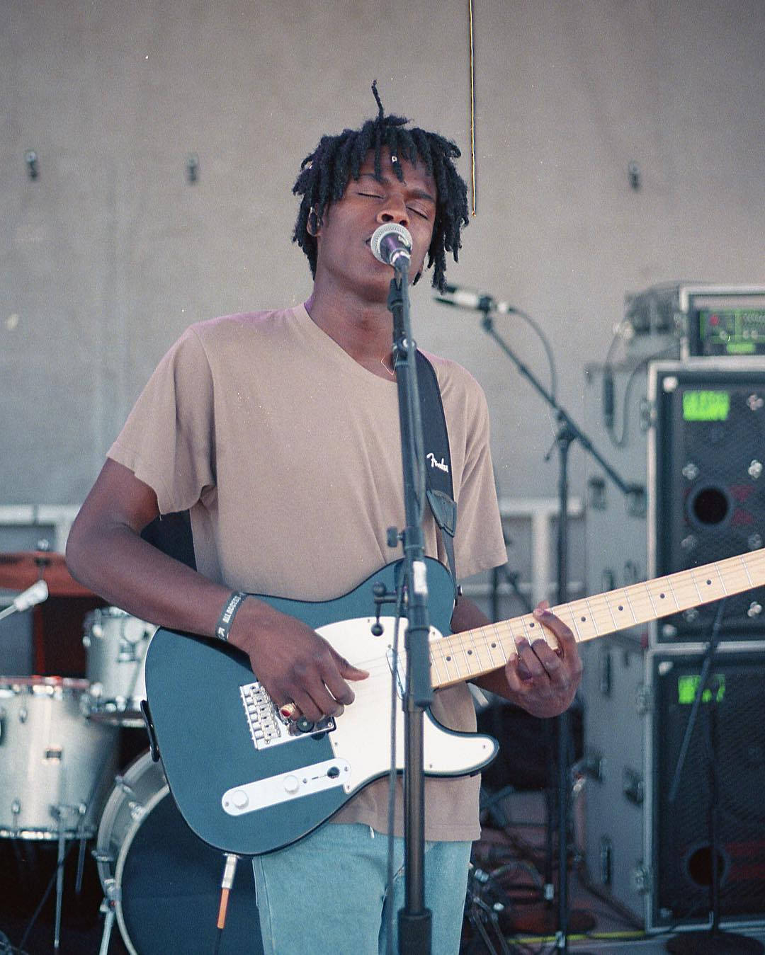 Daniel Caesar, blue electric guitar, drum kit, HD Phone Wallpaper