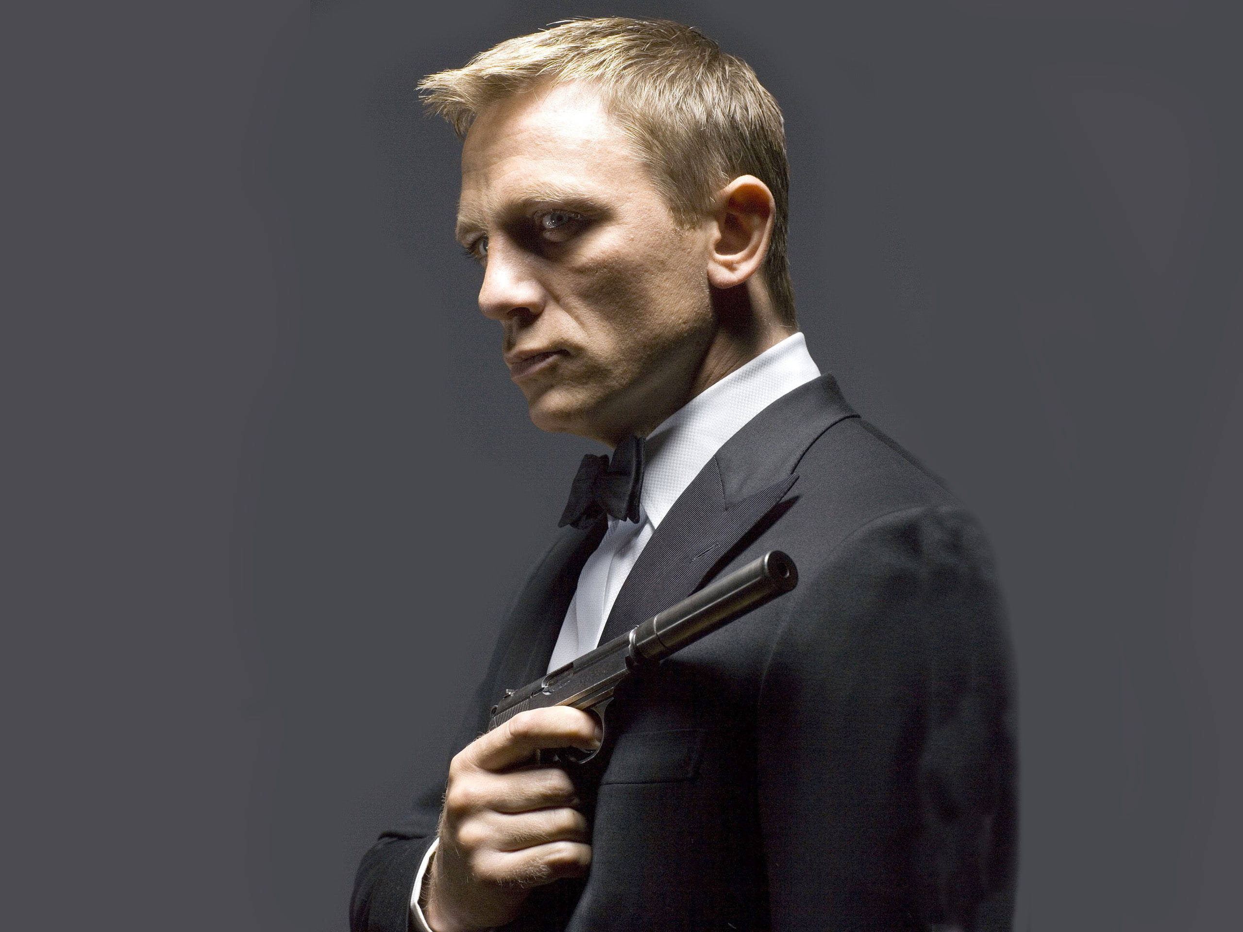 Daniel Craig, black tuxedo, pistol, 2K Desktop Wallpaper