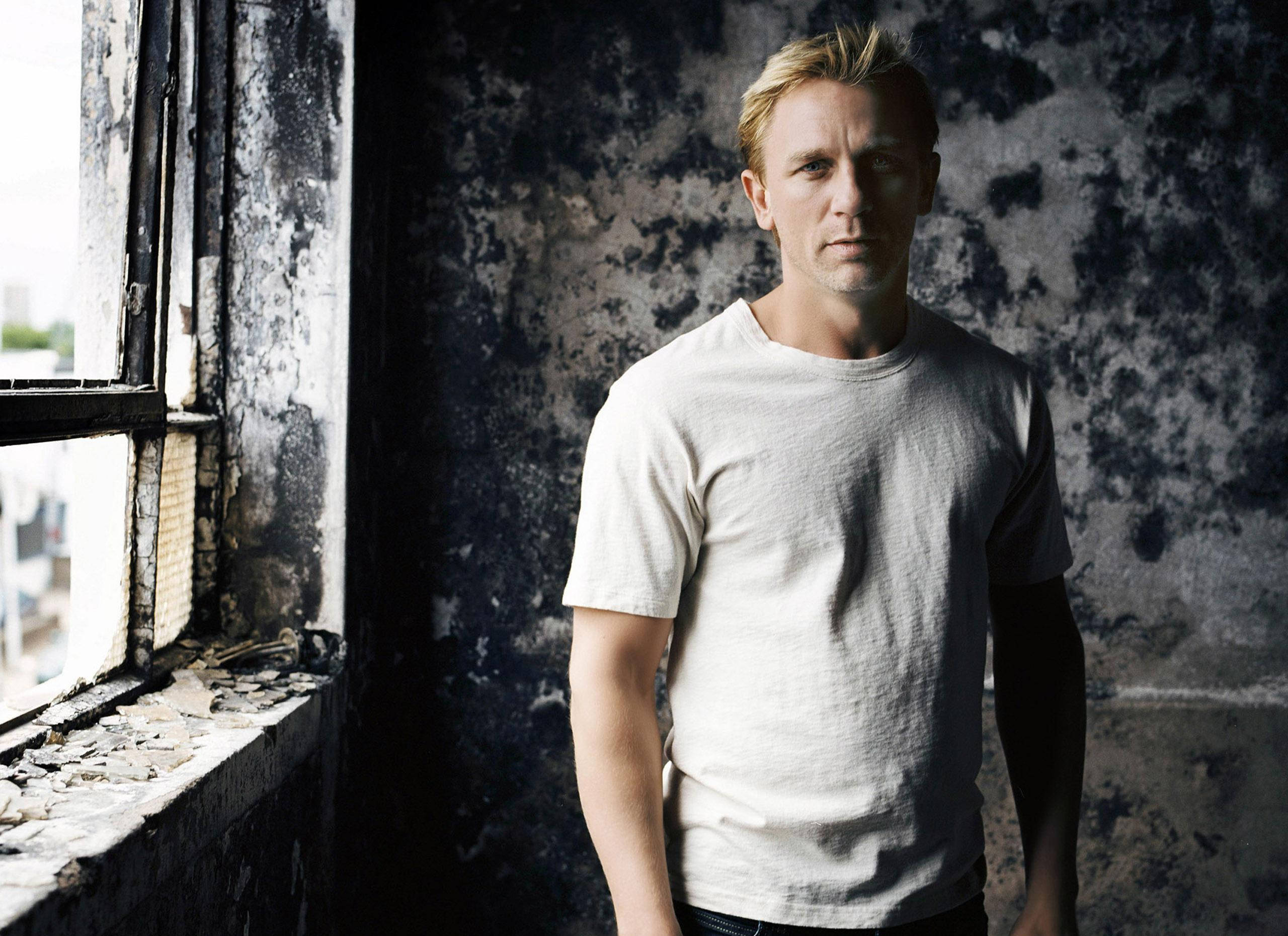 Daniel Craig, white t-shirt, dimly lit, 2K Desktop Wallpaper