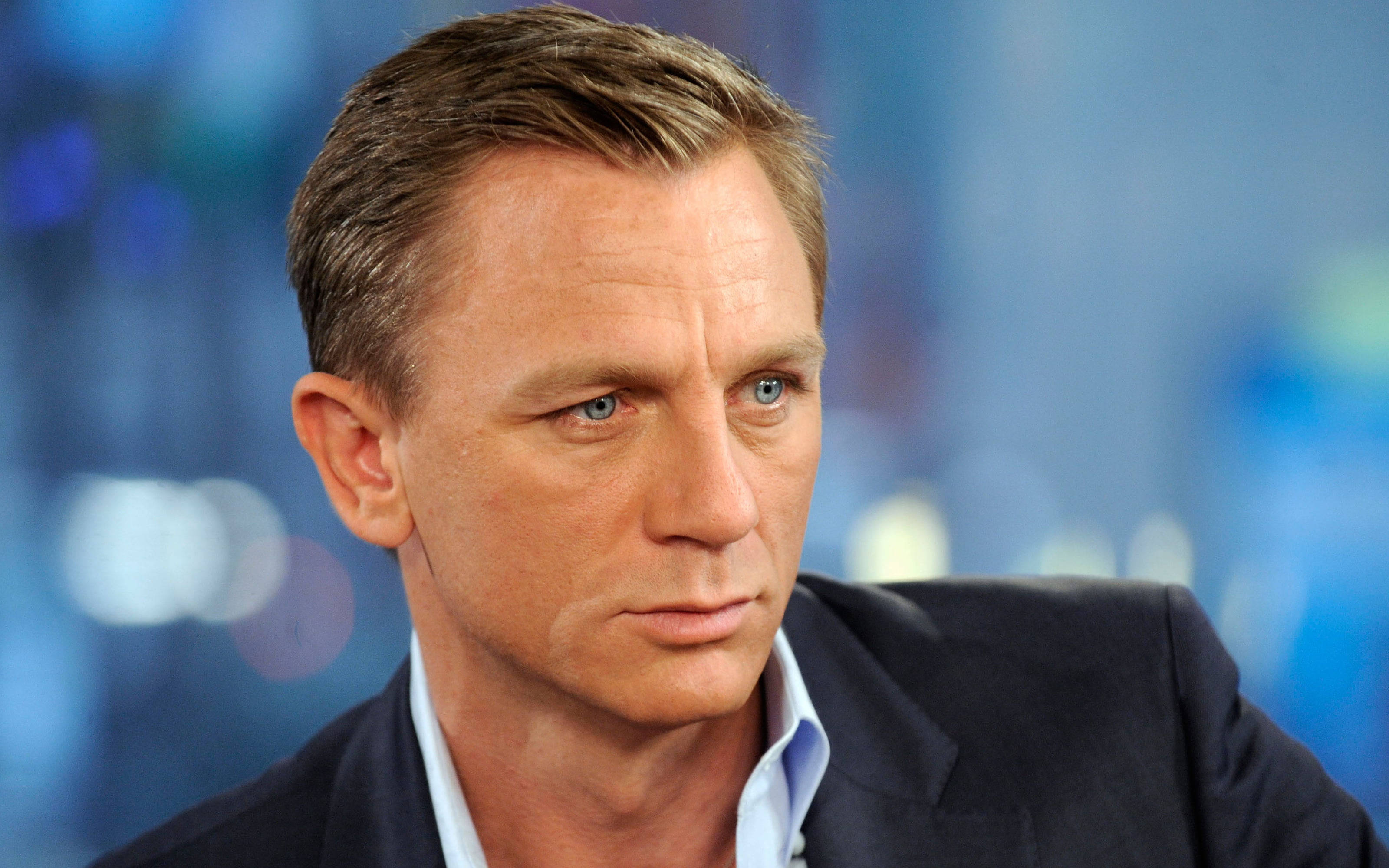 Daniel Craig, blue eyes, serious expression, 2K Desktop Wallpaper