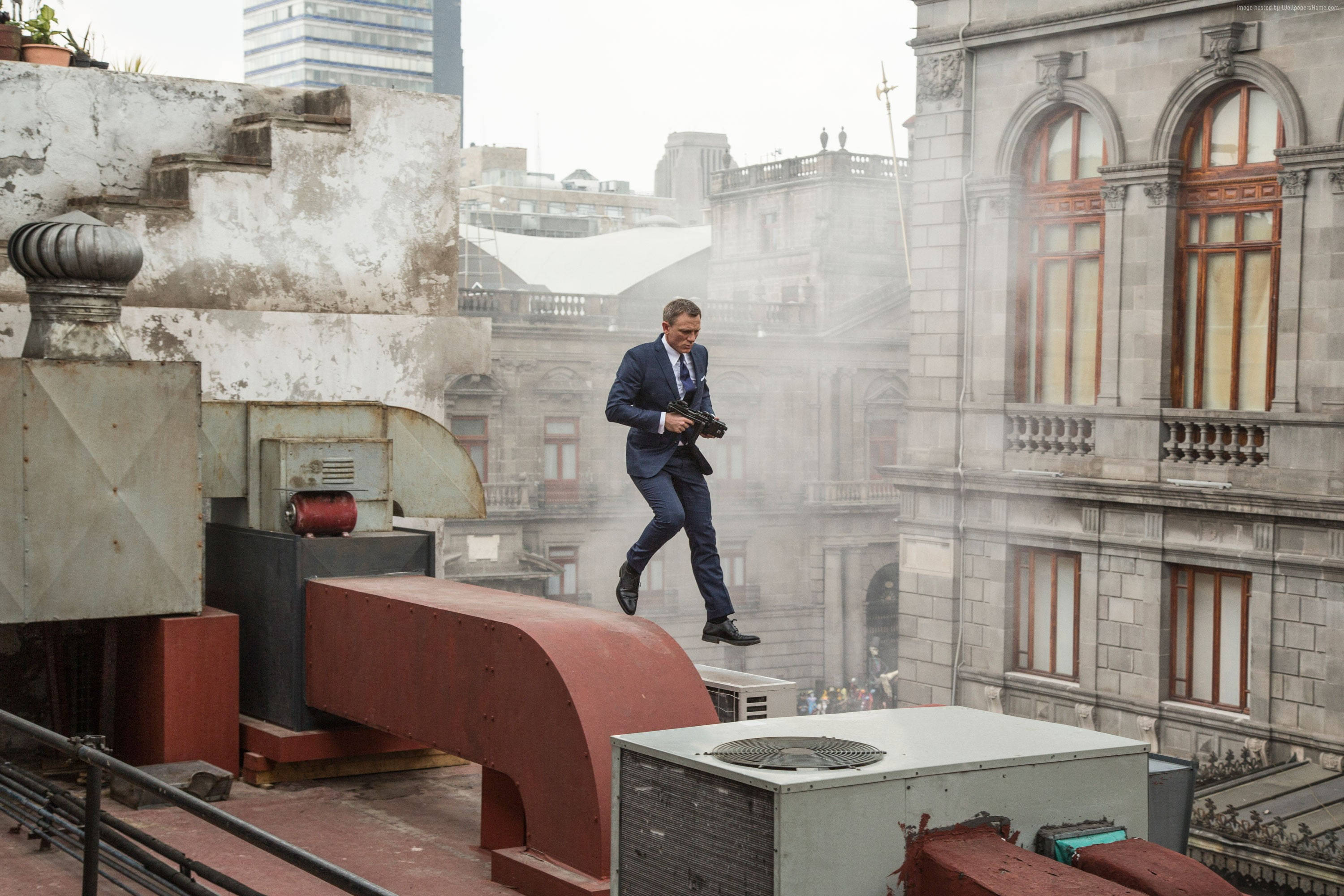 Daniel Craig, rooftop, mist, 2K Desktop Wallpaper